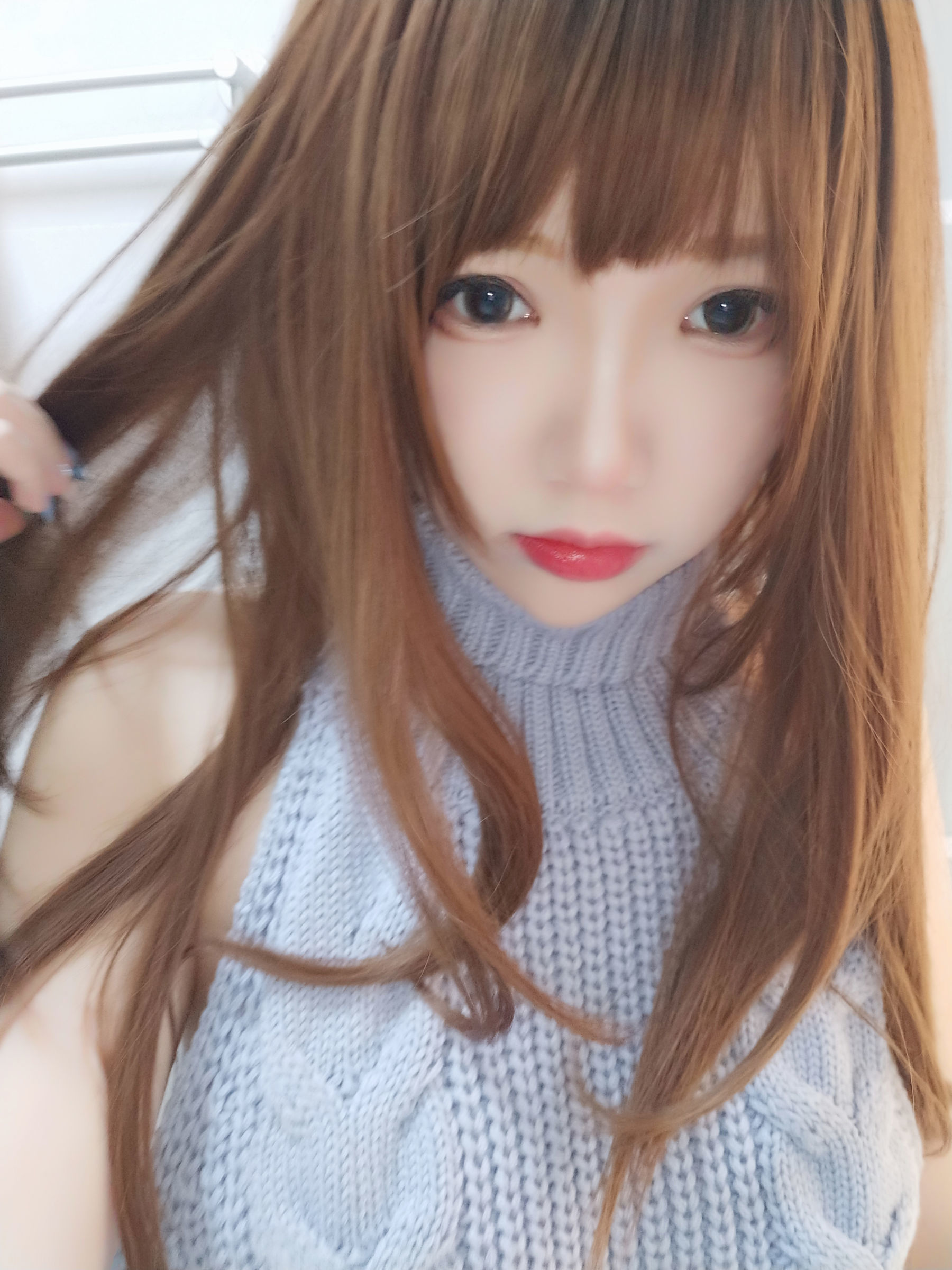 COS Phúc lợi] Blogger Anime Tuyết Thanh Astra - Áo len lưng trần vớ đen