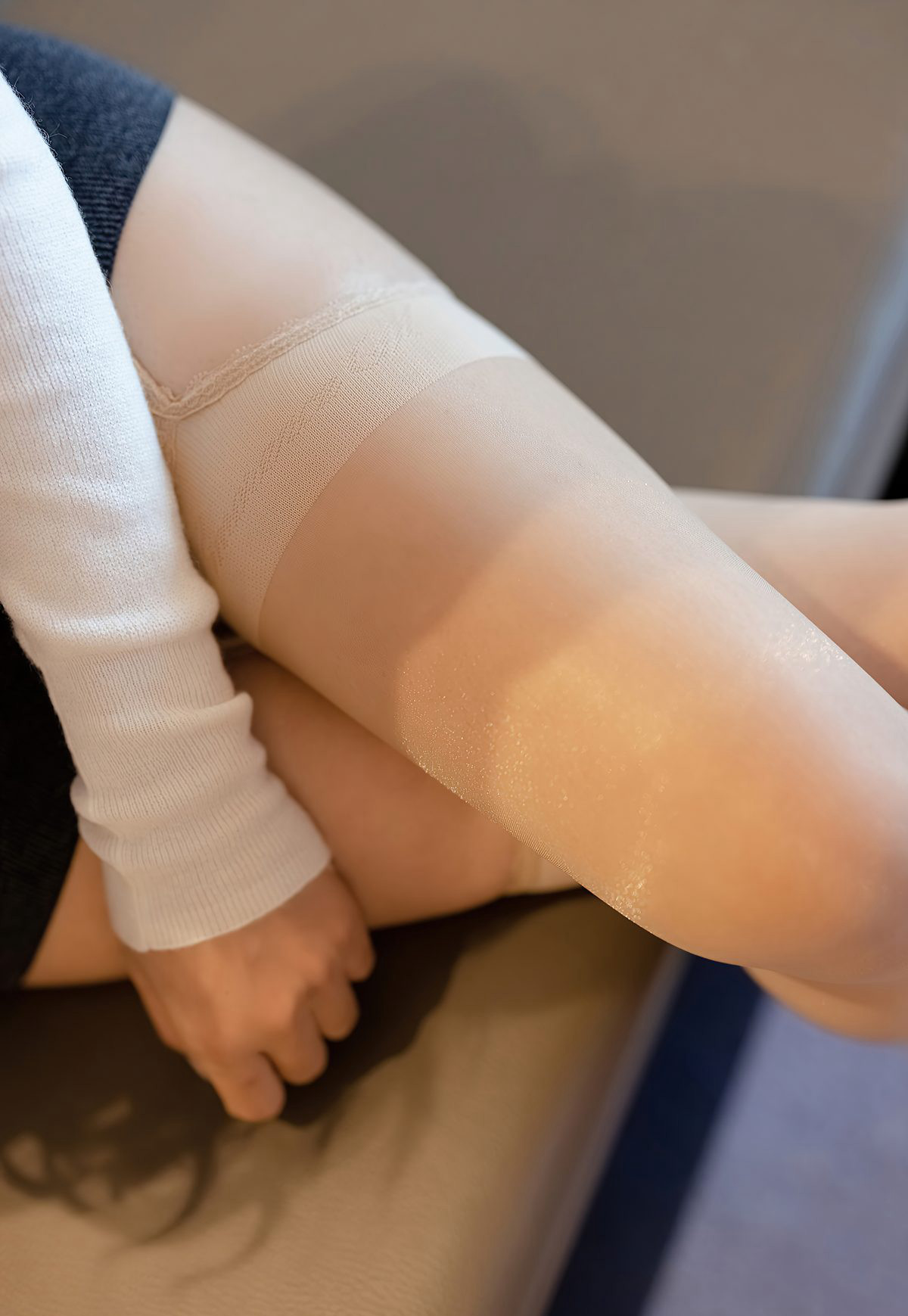 愛蜜社氣質女神拉維尼亞肉肉大胸美少婦肉絲襪高跟床上風騷姿勢