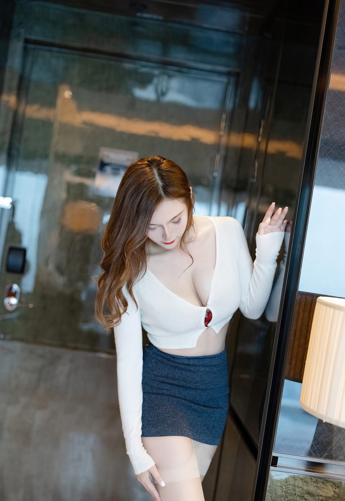 愛蜜社氣質女神拉維尼亞肉肉大胸美少婦肉絲襪高跟床上風騷姿勢