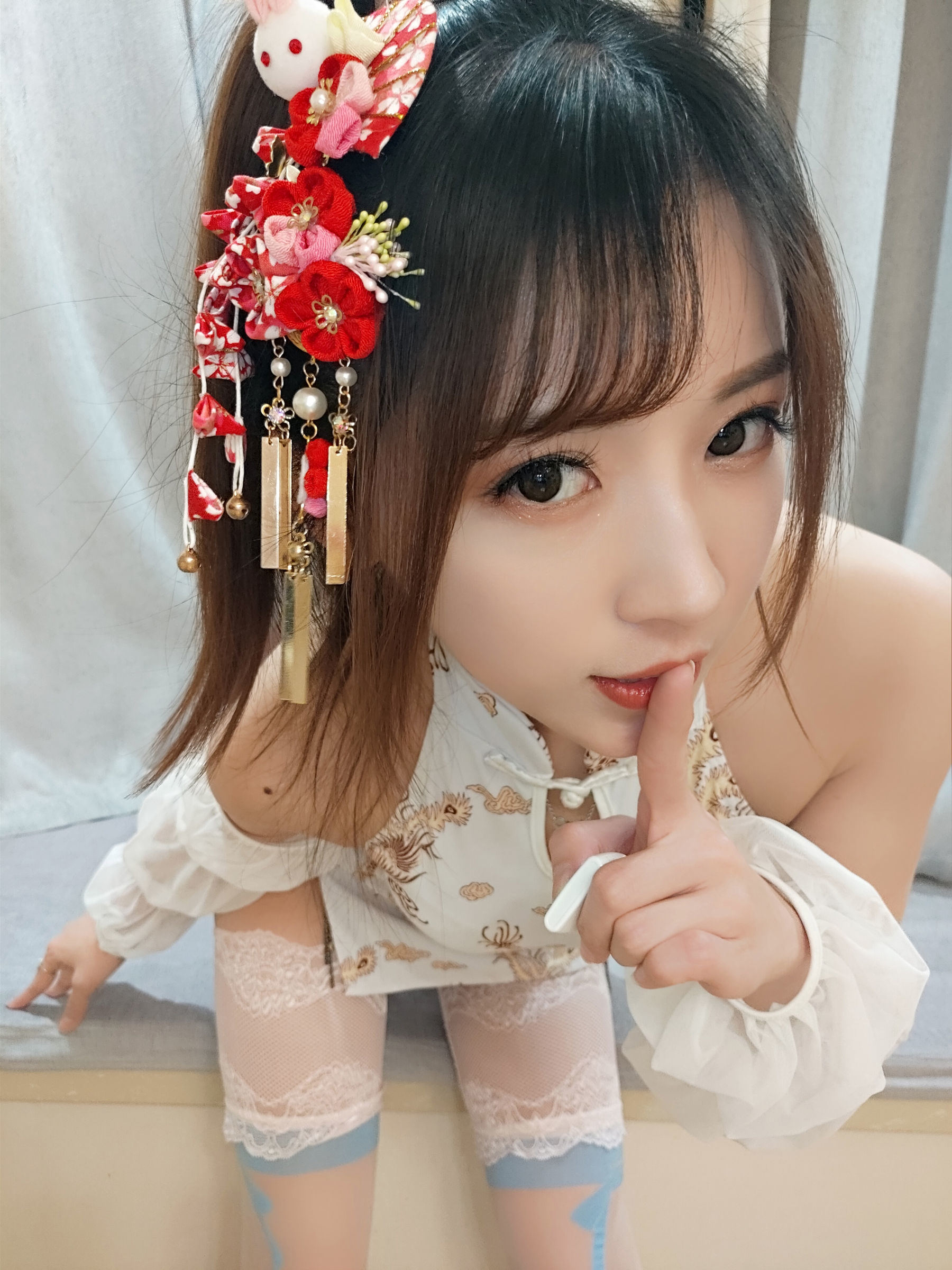 Cosplay Welfare] Douyu Broadcaster Little Witch Luna - White Lace Thigh-High Stockings