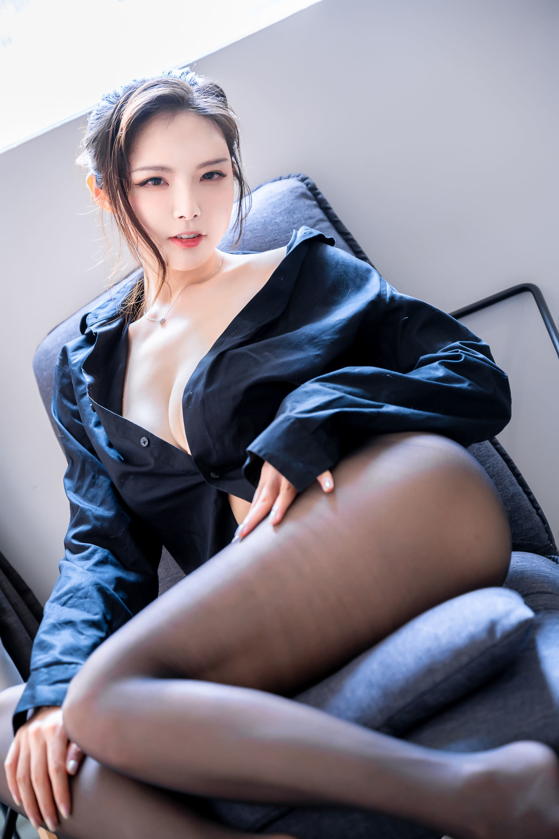 COS Welfare] Autumn and Corgi (Xia Xiao Qiu Qiu Qiu) - Black Shirt