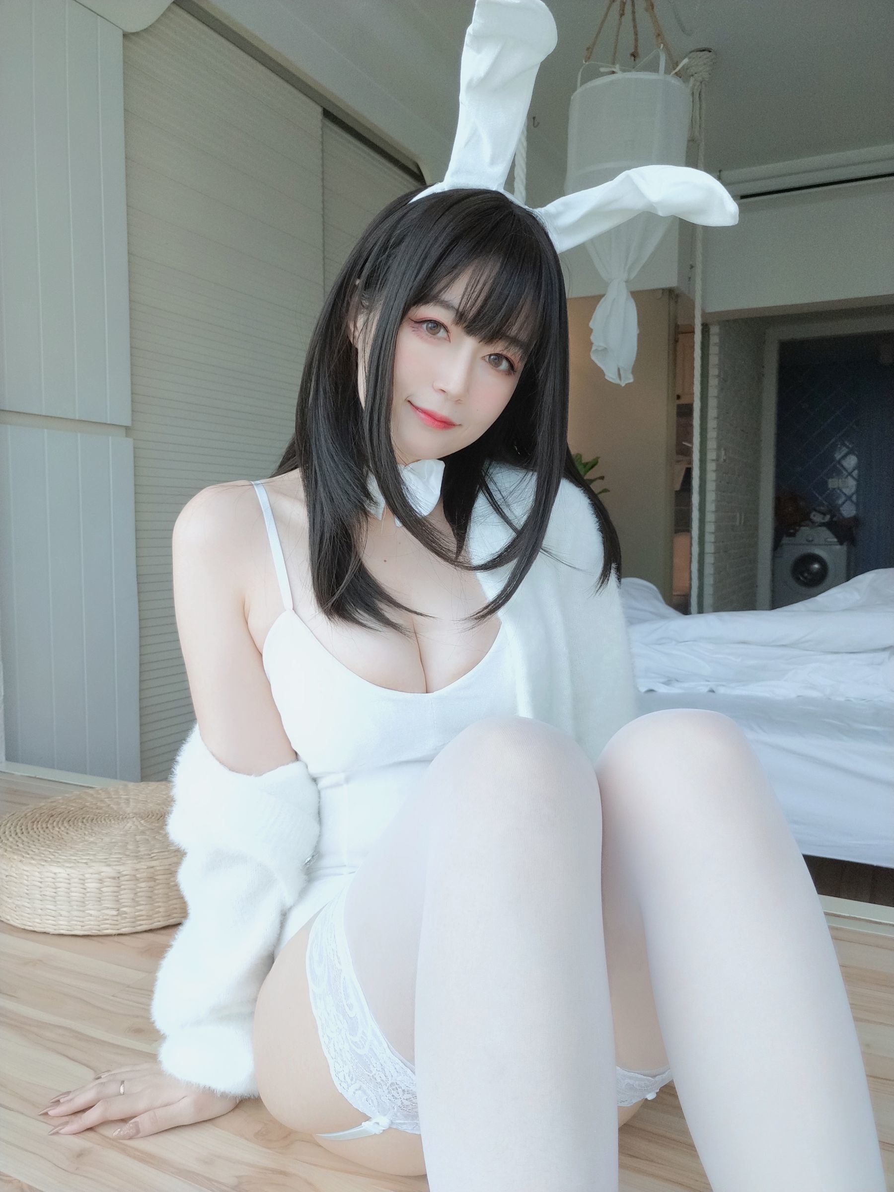 COS Welfare] Coser Xiaojie Baiyin - White Silk Rabbit