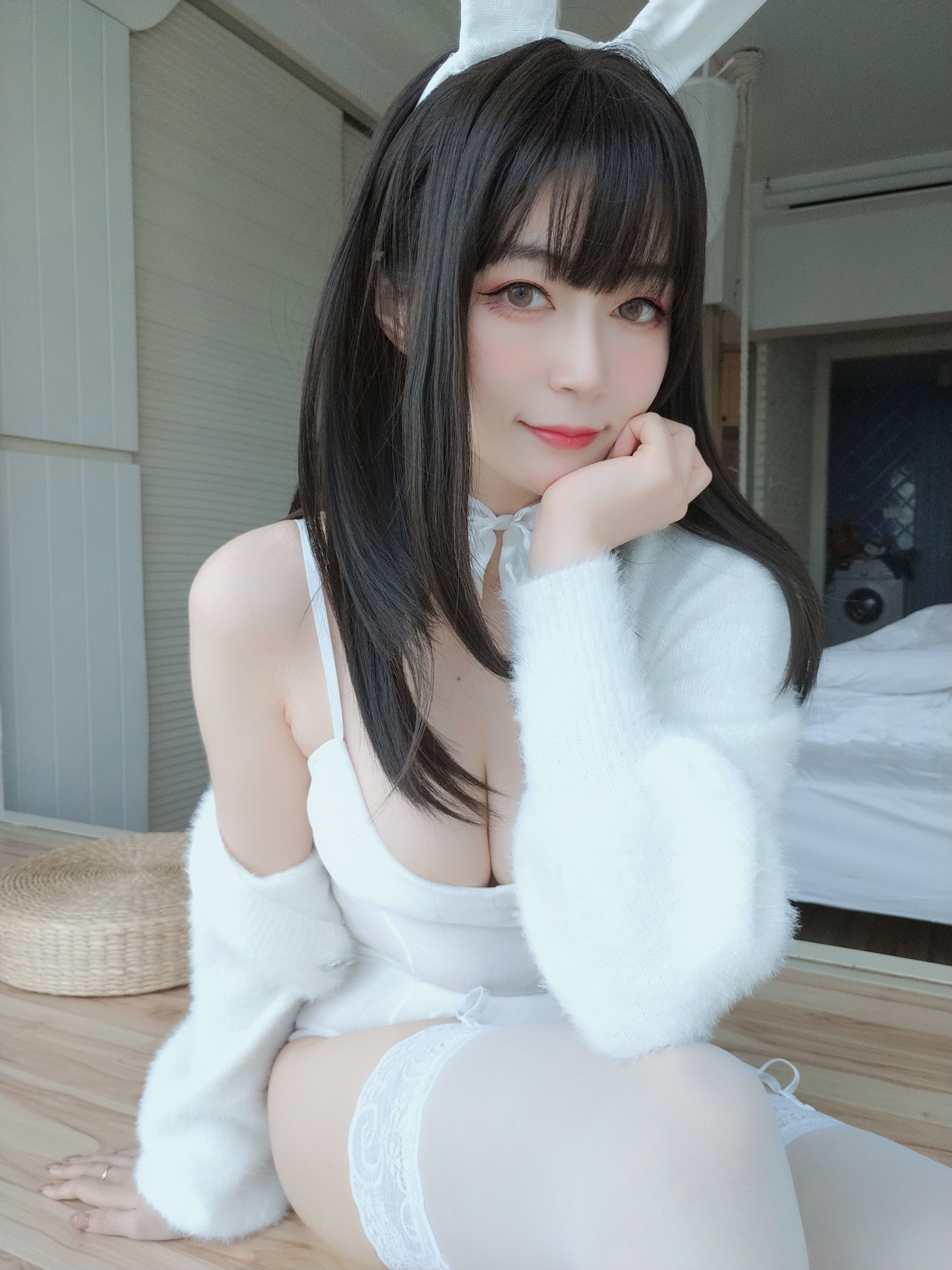 COS Welfare] Coser Xiaojie Baiyin - White Silk Rabbit