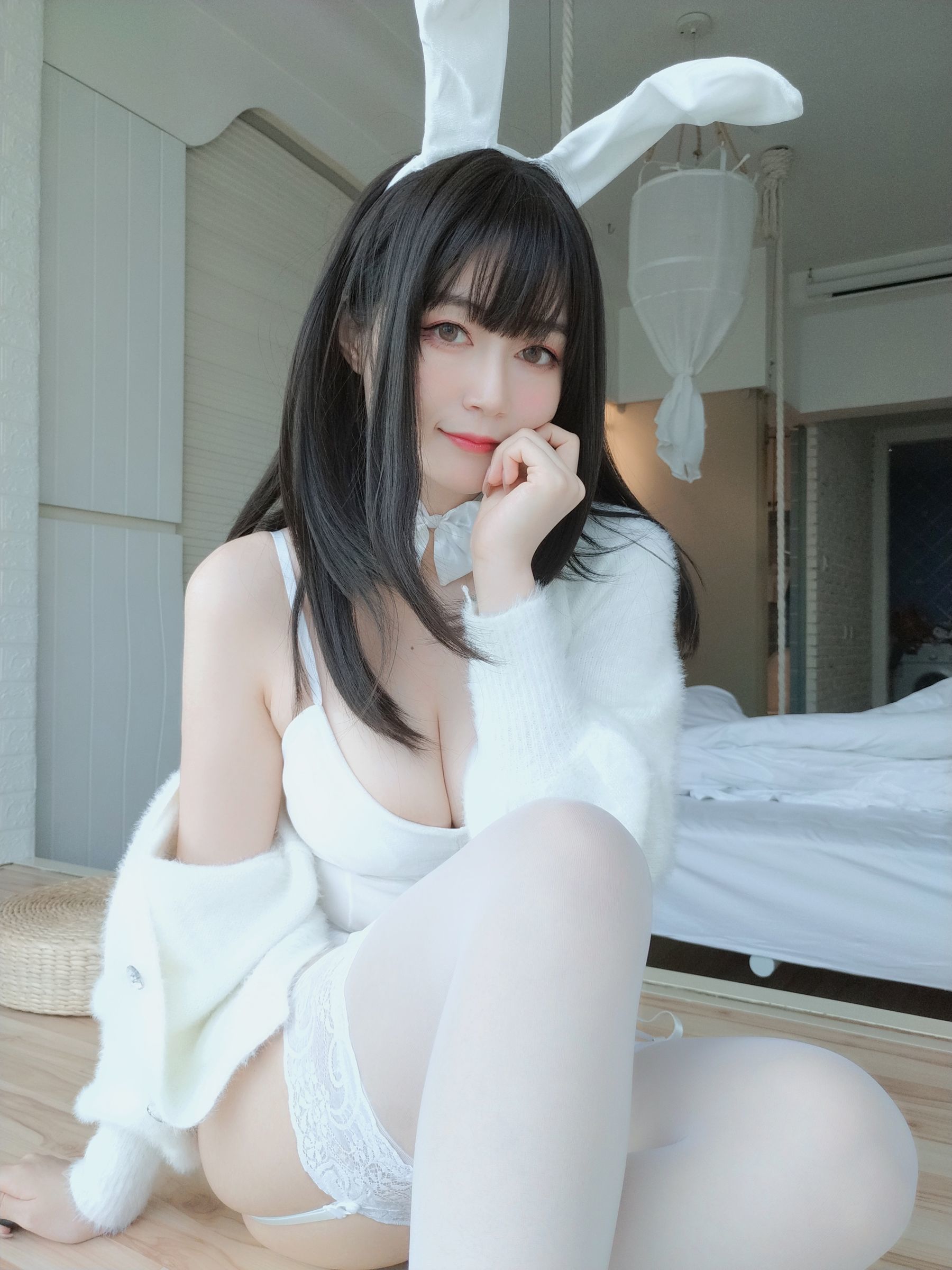 COS Welfare] Coser Xiaojie Baiyin - White Silk Rabbit