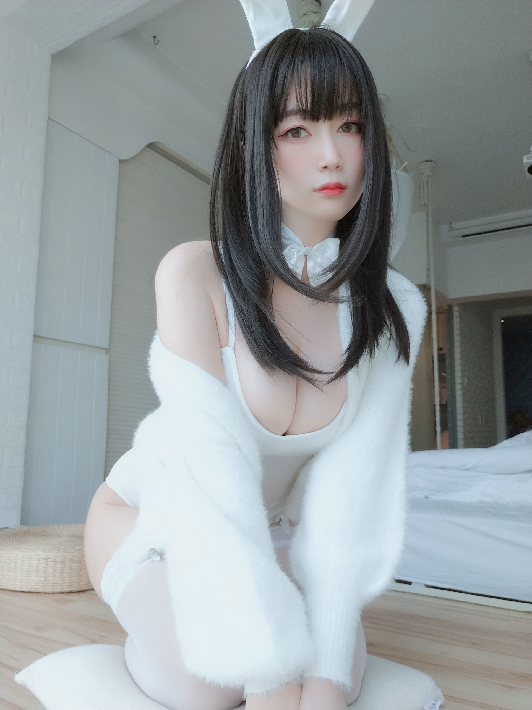 COS Welfare] Coser Xiaojie Baiyin - White Silk Rabbit