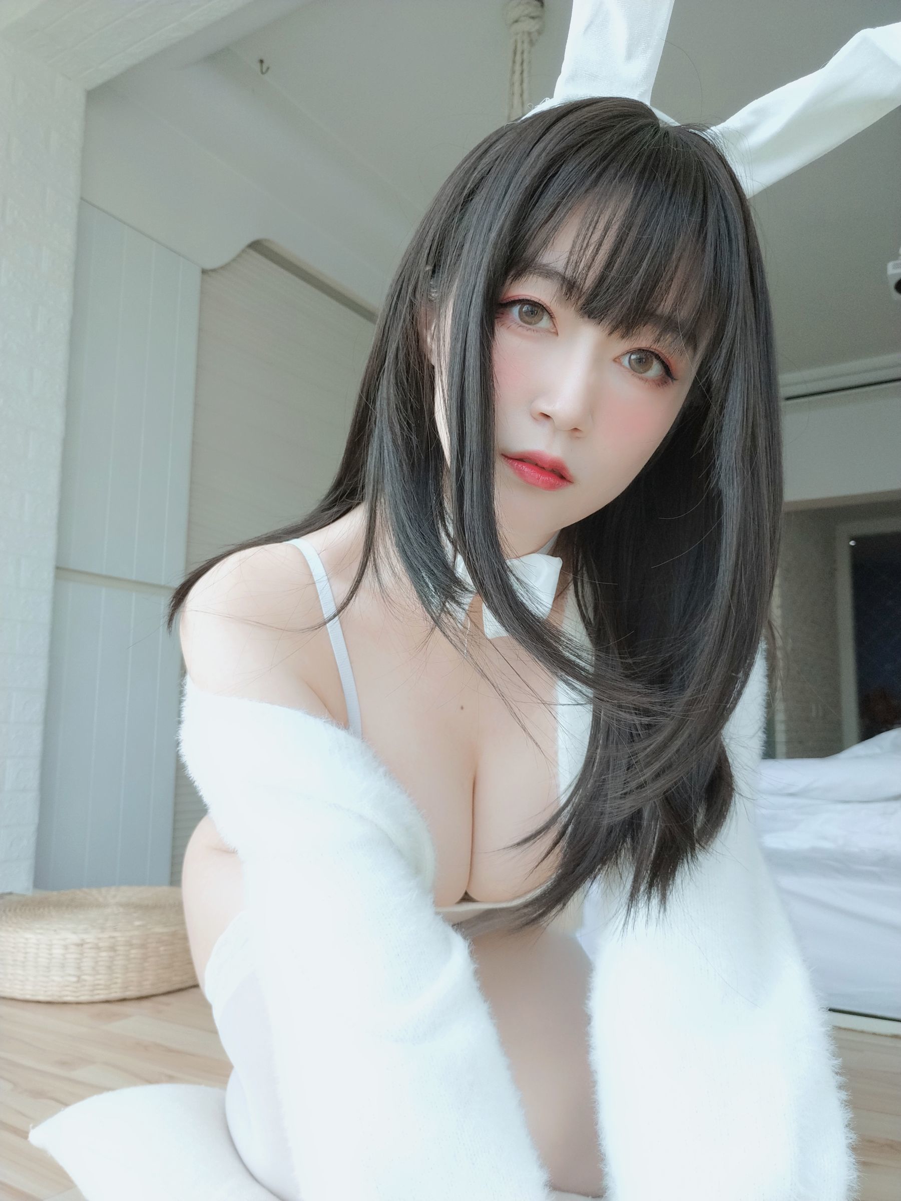 COS Welfare] Coser Xiaojie Baiyin - White Silk Rabbit
