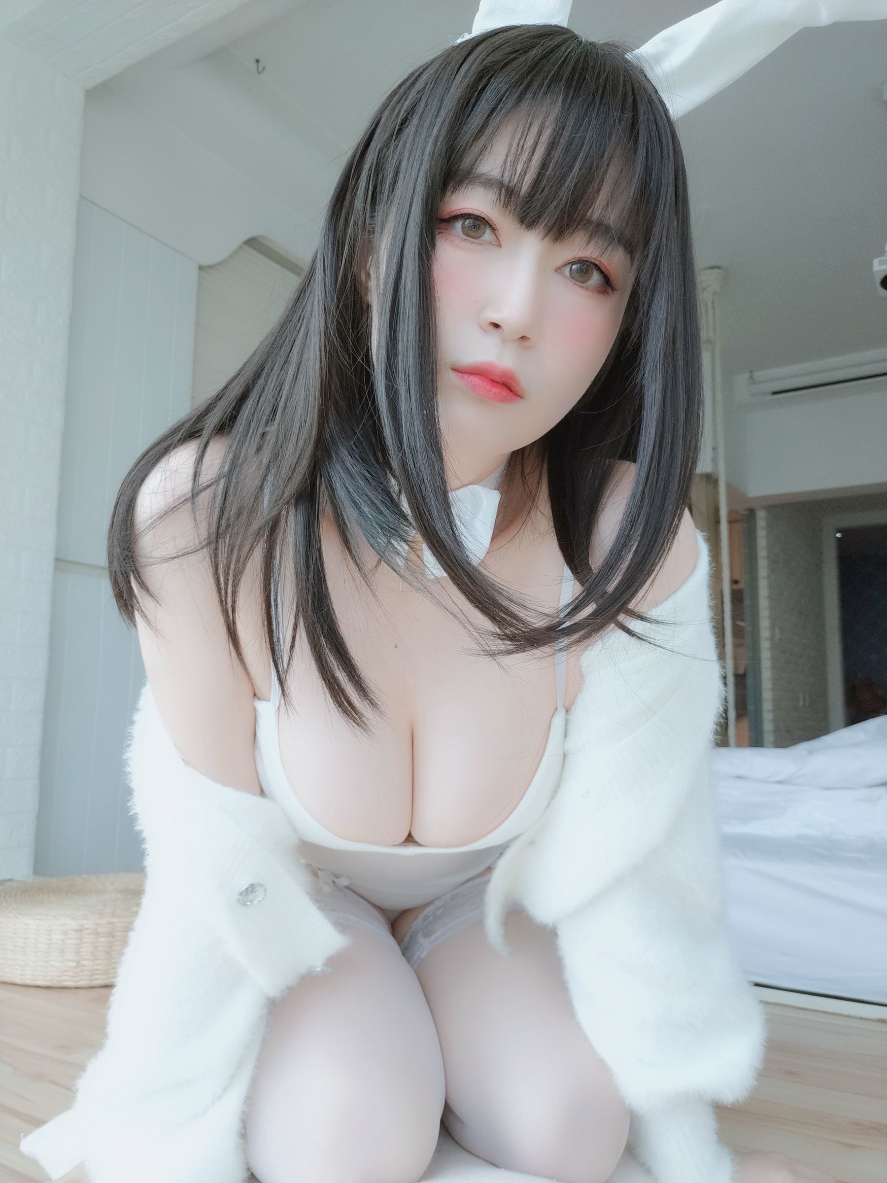 COS Welfare] Coser Xiaojie Baiyin - White Silk Rabbit