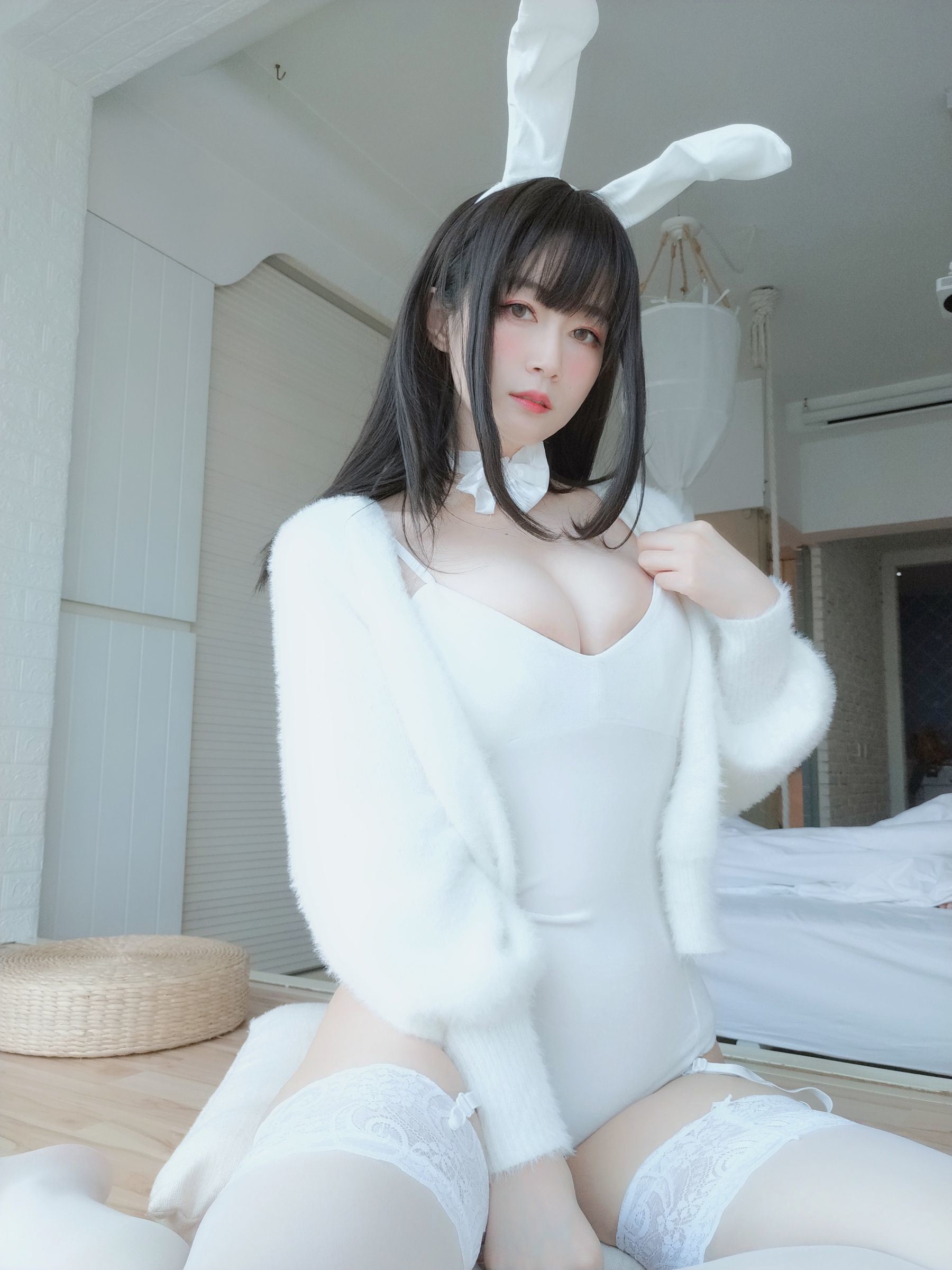 COS Welfare] Coser Xiaojie Baiyin - White Silk Rabbit