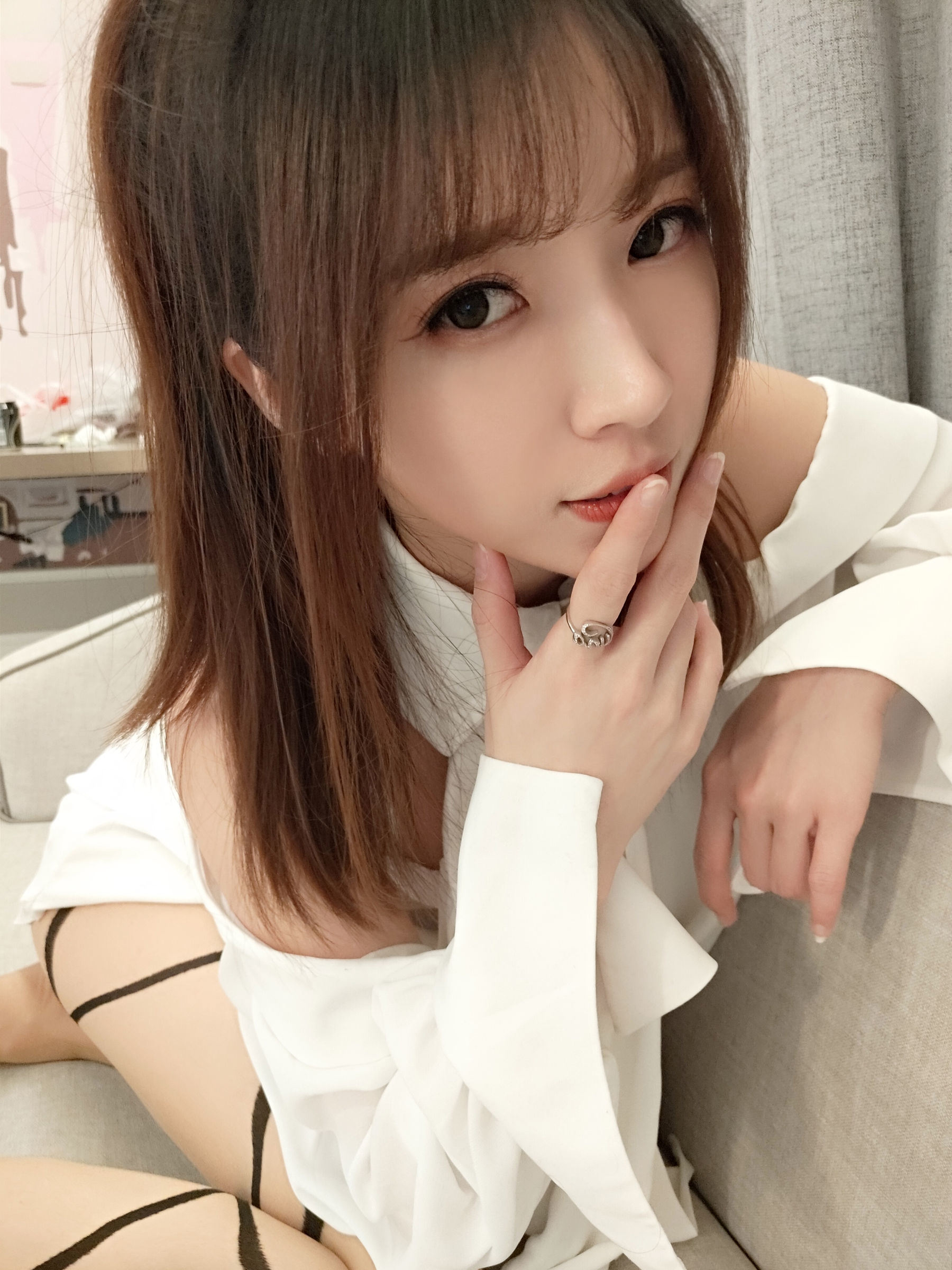 COS Phúc lợi] Chủ播 Douyu Little Witch Luna - Áo sơ mi trắng có sọc và dệt nổi