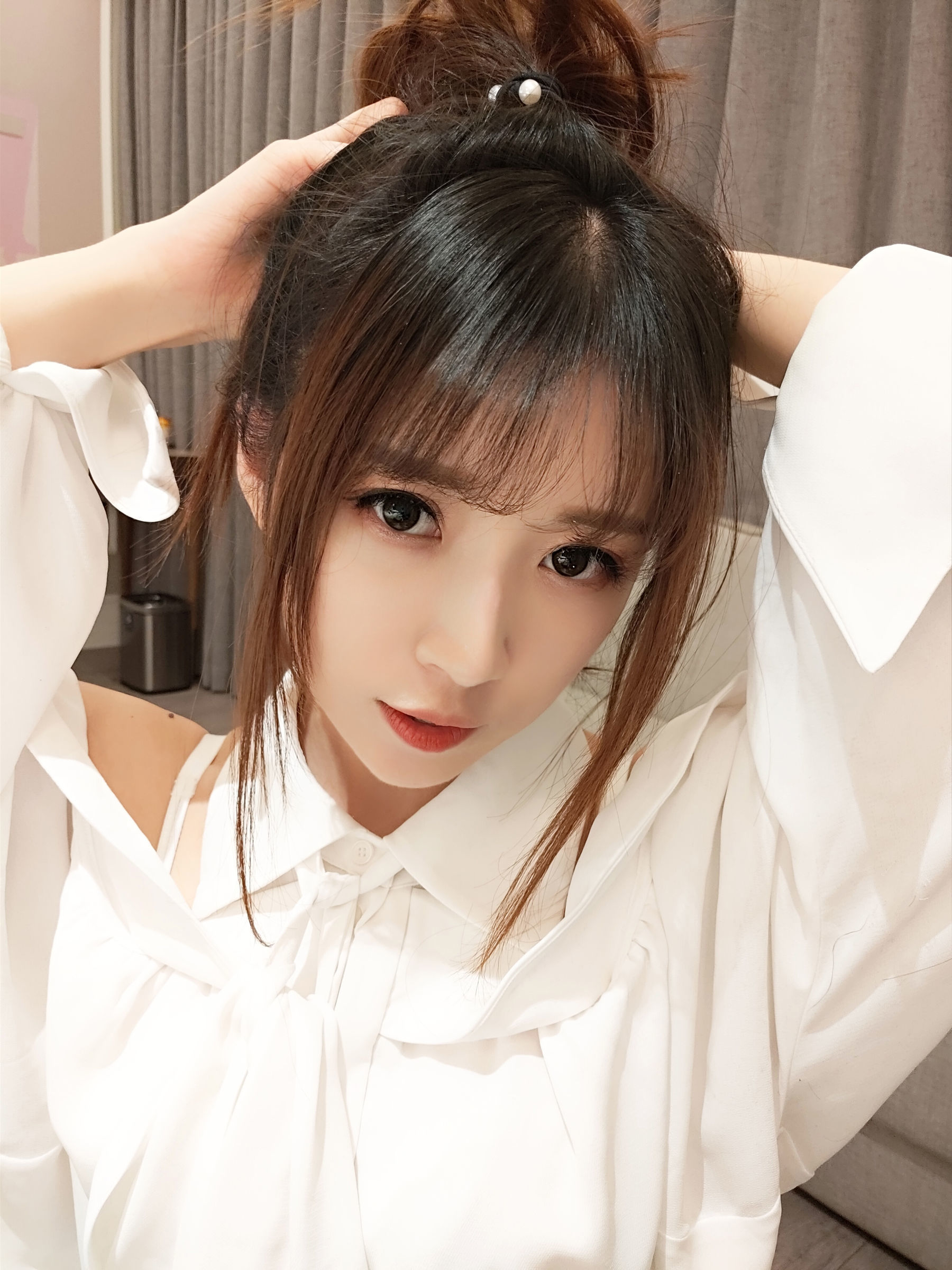 COS Phúc lợi] Chủ播 Douyu Little Witch Luna - Áo sơ mi trắng có sọc và dệt nổi
