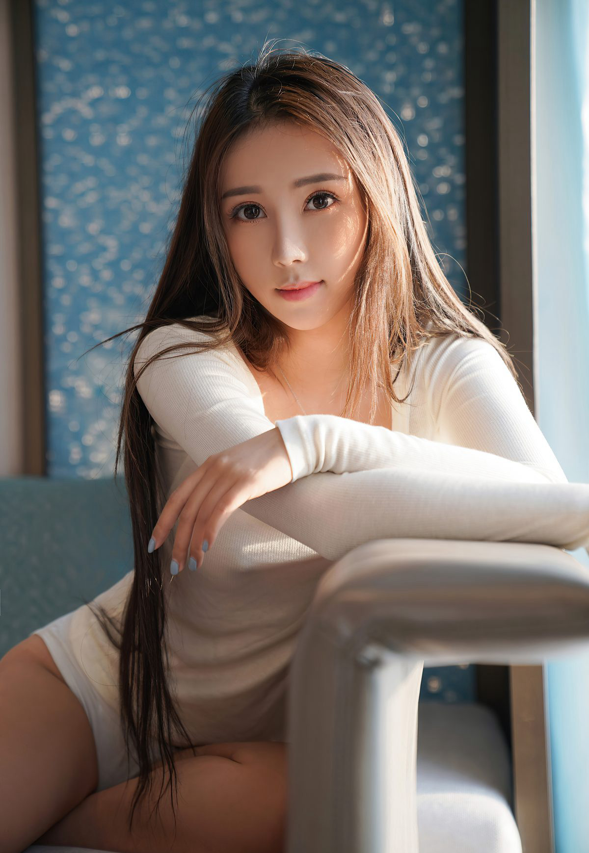 Cô gái gợi cảm với ngực lớn, siêu xinh đẹp, khí chất quyến rũ, khoe ngực trên ghế sofa với tư thế dâm đãng.