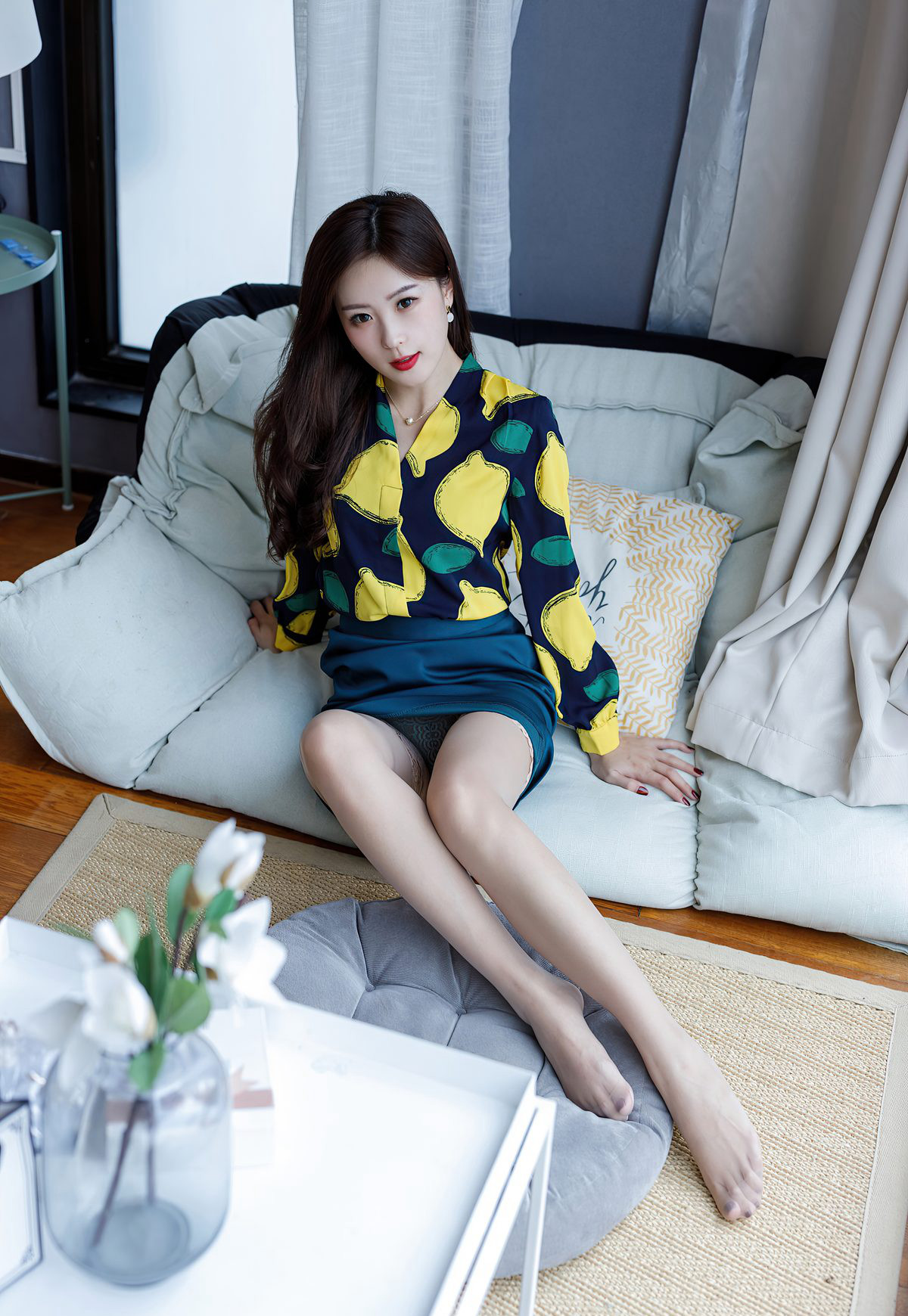 愛蜜社風騷絲襪美女楊紫嫣2021性感灰絲襪豐滿美臀丁字褲