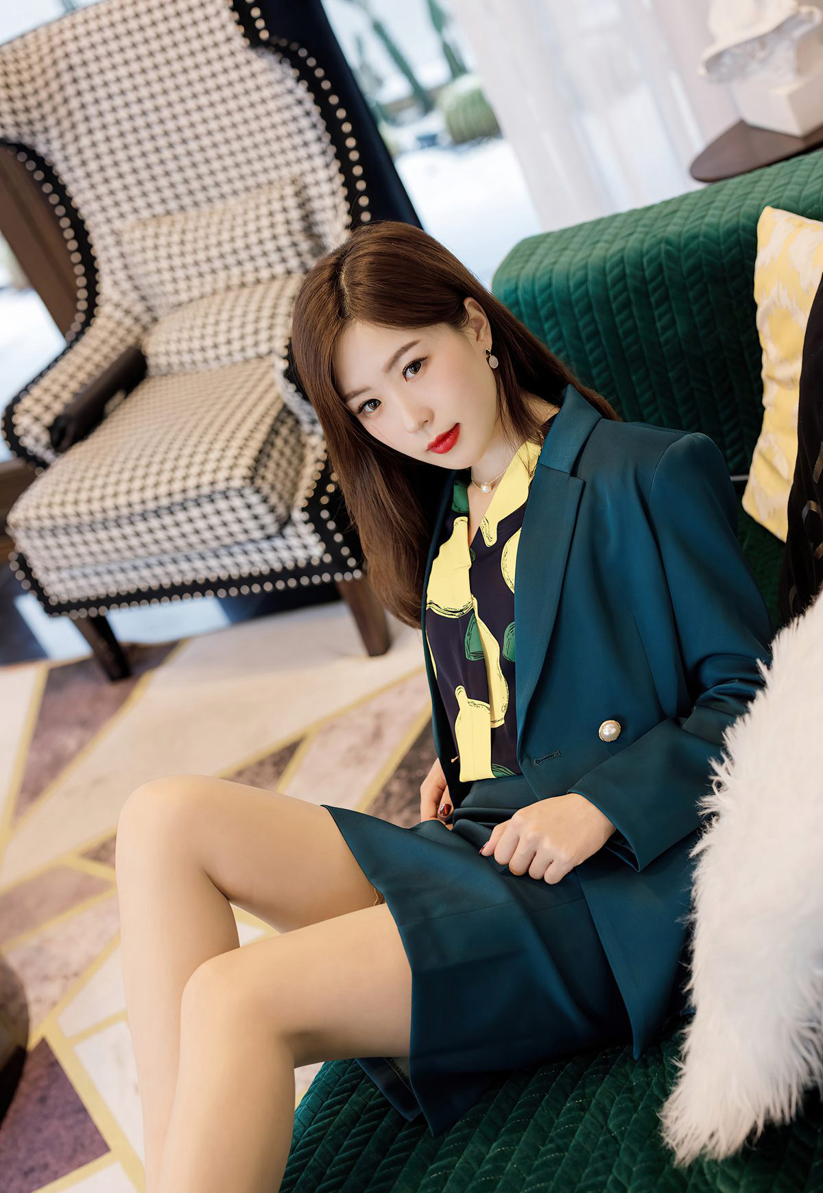 Ái Mật Xã nữ đẹp gợi cảm tất lưới Dương Tử Nghiên 2021 đồ lót gợi cảm màu xám mông đầy đặn quần lót dây.