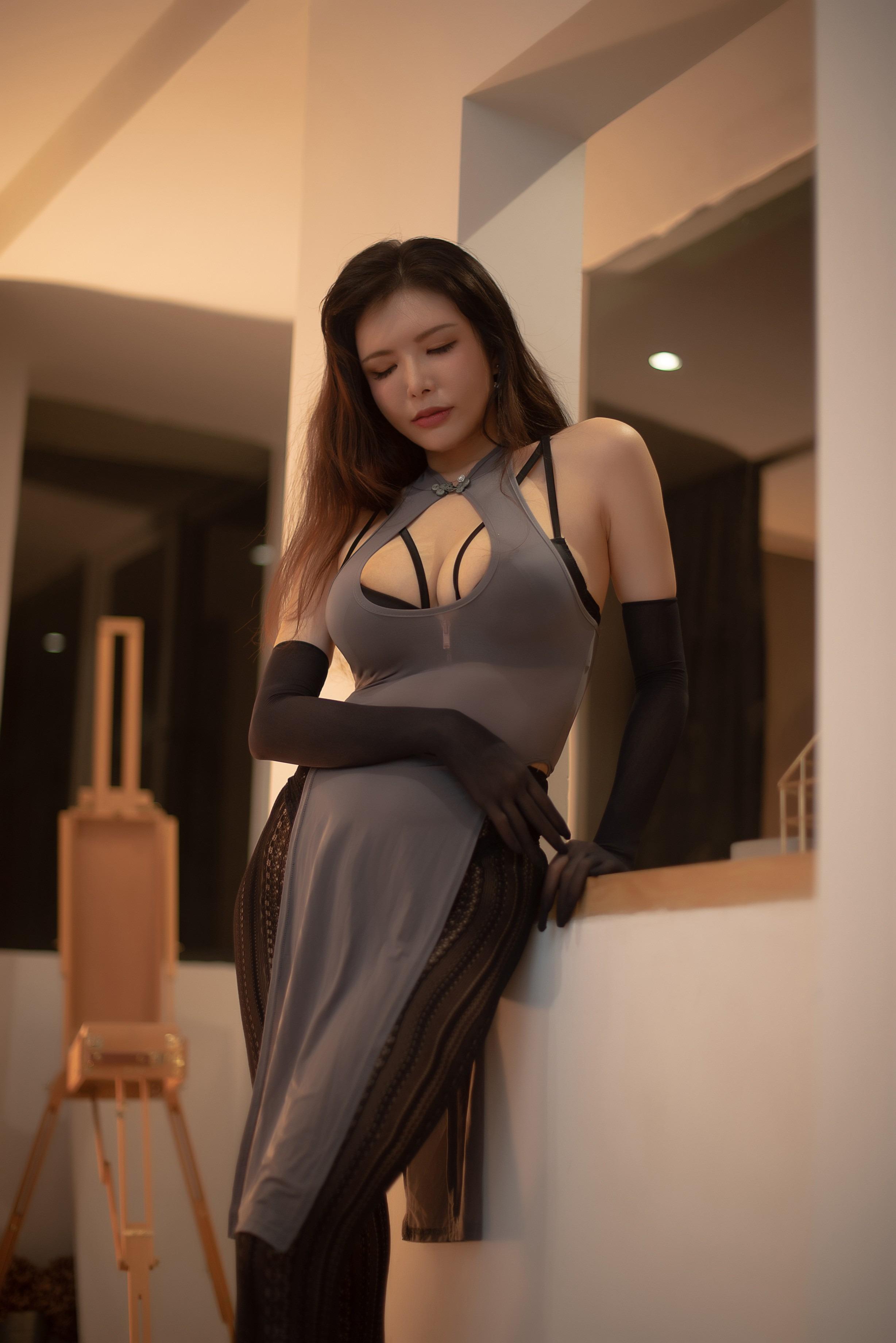 Thu và Corgi - Qipao xám với tất sọc [62P