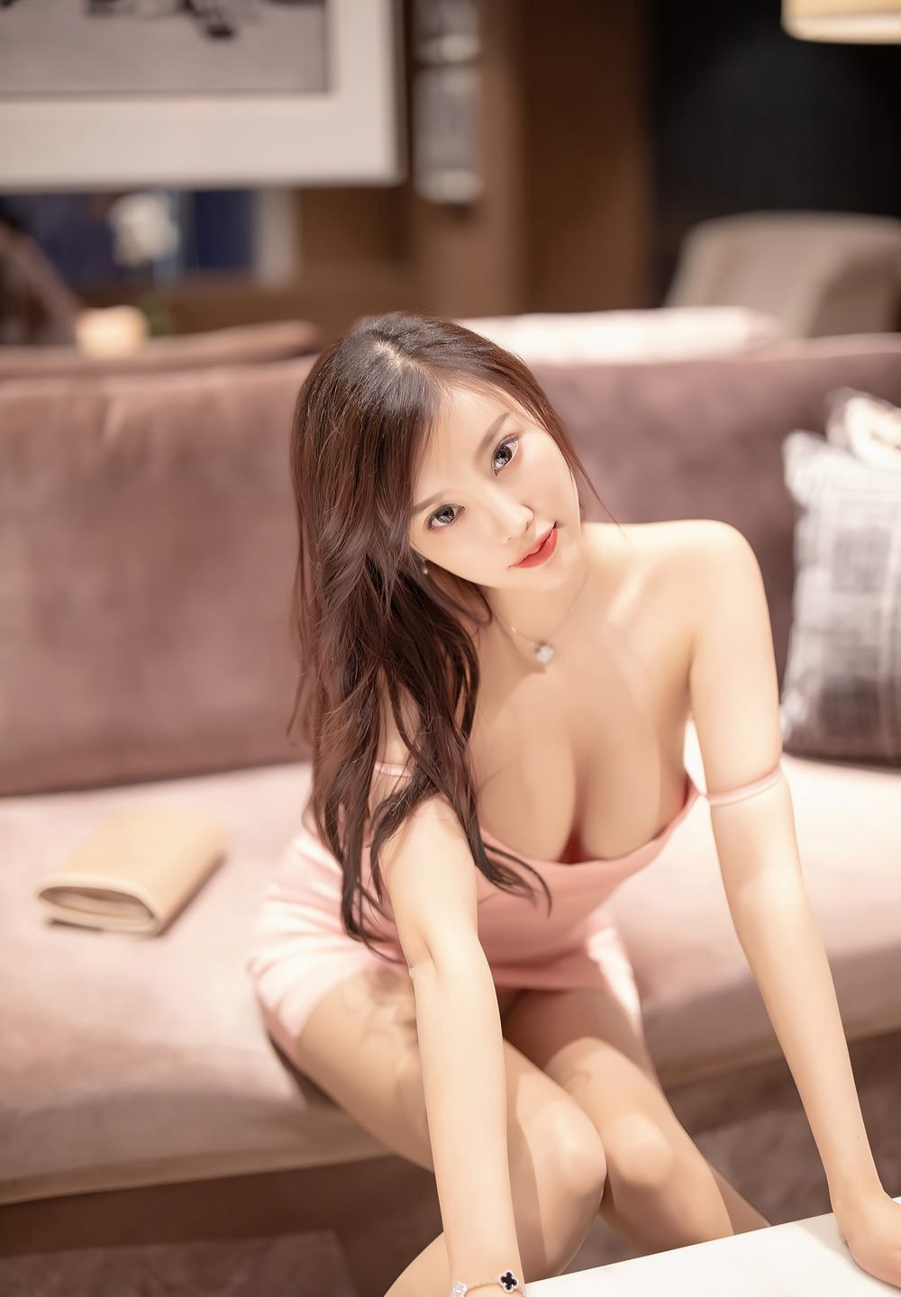 Yang Chenchen sexy silk stockings beautiful legs top quality tight short skirt temptation high perky buttocks pose