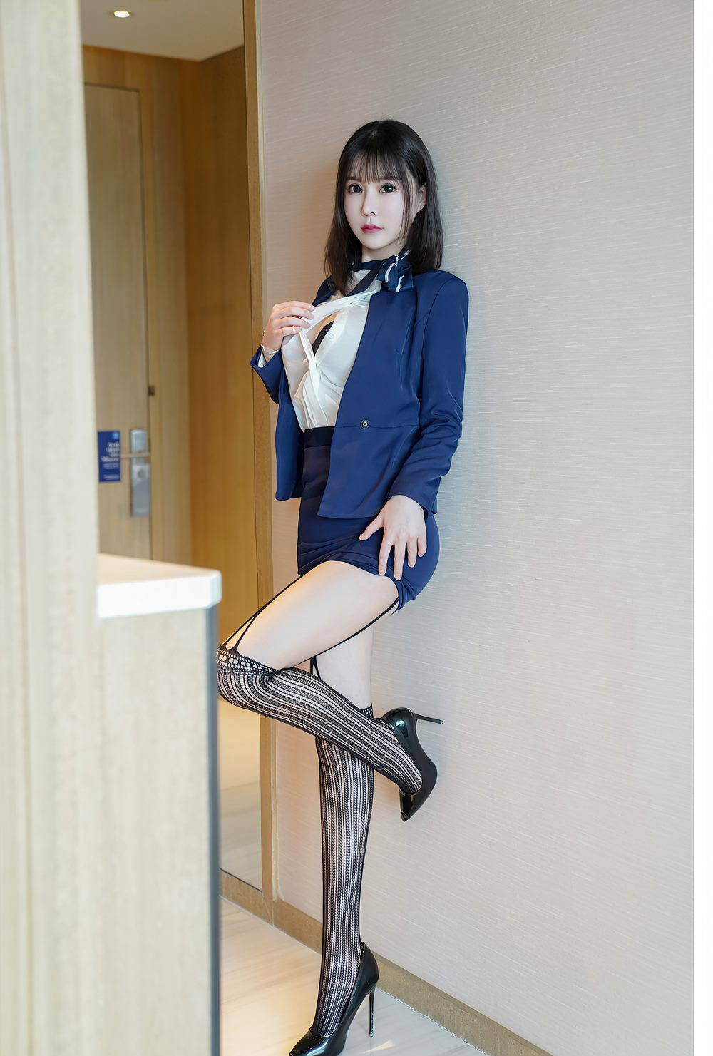 Hiểu Ngư Giang gợi cảm đồng phục bí thư dụ dỗ phong tình dây treo tất lưới giày cao gót ngực đầy đặn lớn