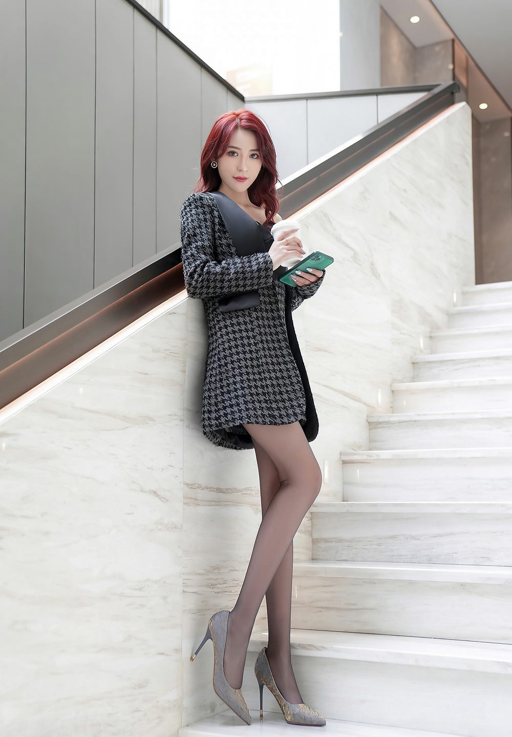 Zhou Muxi 2021 Sexy Uniform Secretary High Heels Taking Off Black Stockings Plot Sexy Photo Shoot