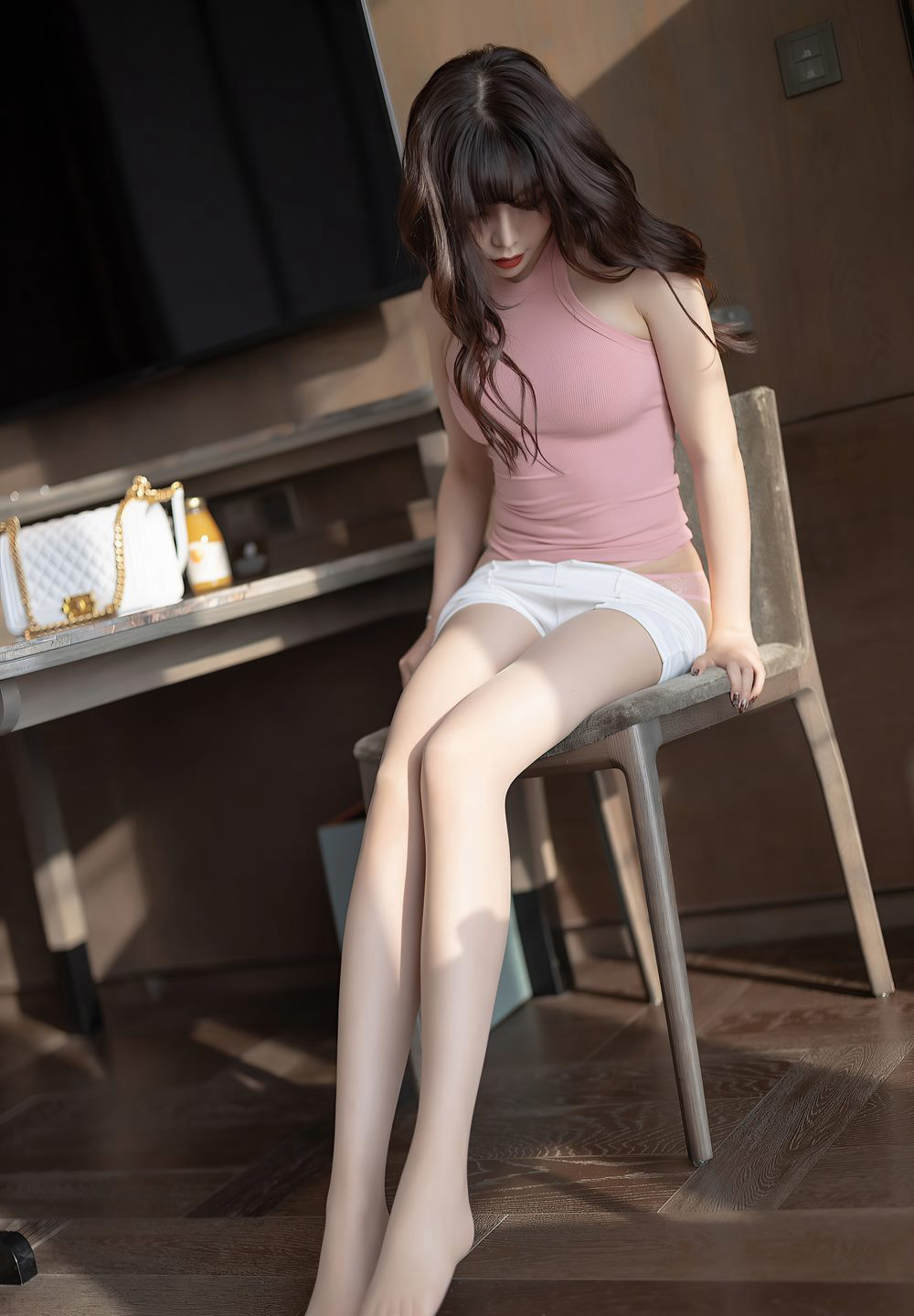 Zhi Zhi Booty fishnet stockings premium beautiful legs high heels young model sexy white hot pants flirtatious