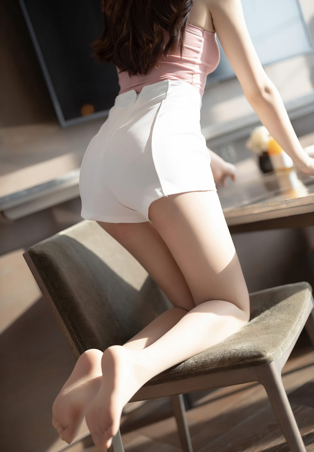 Zhi Zhi Booty fishnet stockings premium beautiful legs high heels young model sexy white hot pants flirtatious