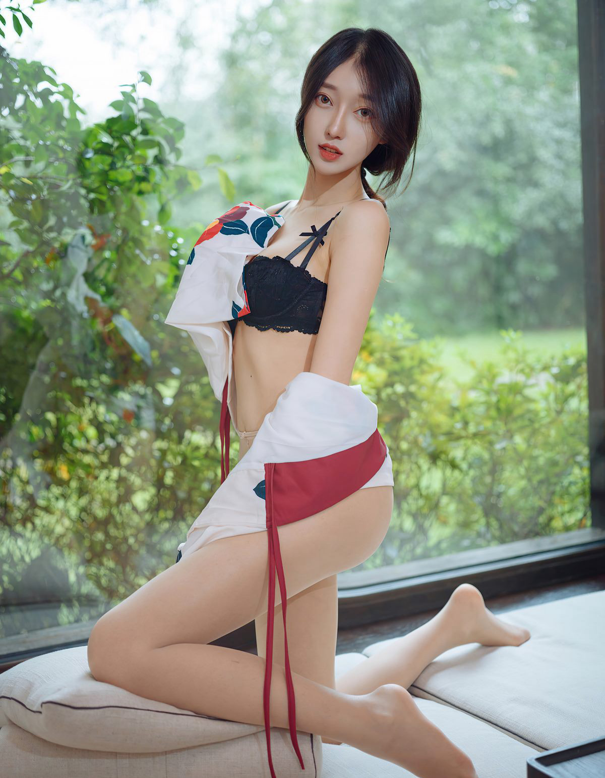 Yue Er với quần tất thịt quyến rũ, giày cao gót, phụ nữ đẹp tóc ngắn gợi cảm, tư thế quyến rũ dụ hoặc.