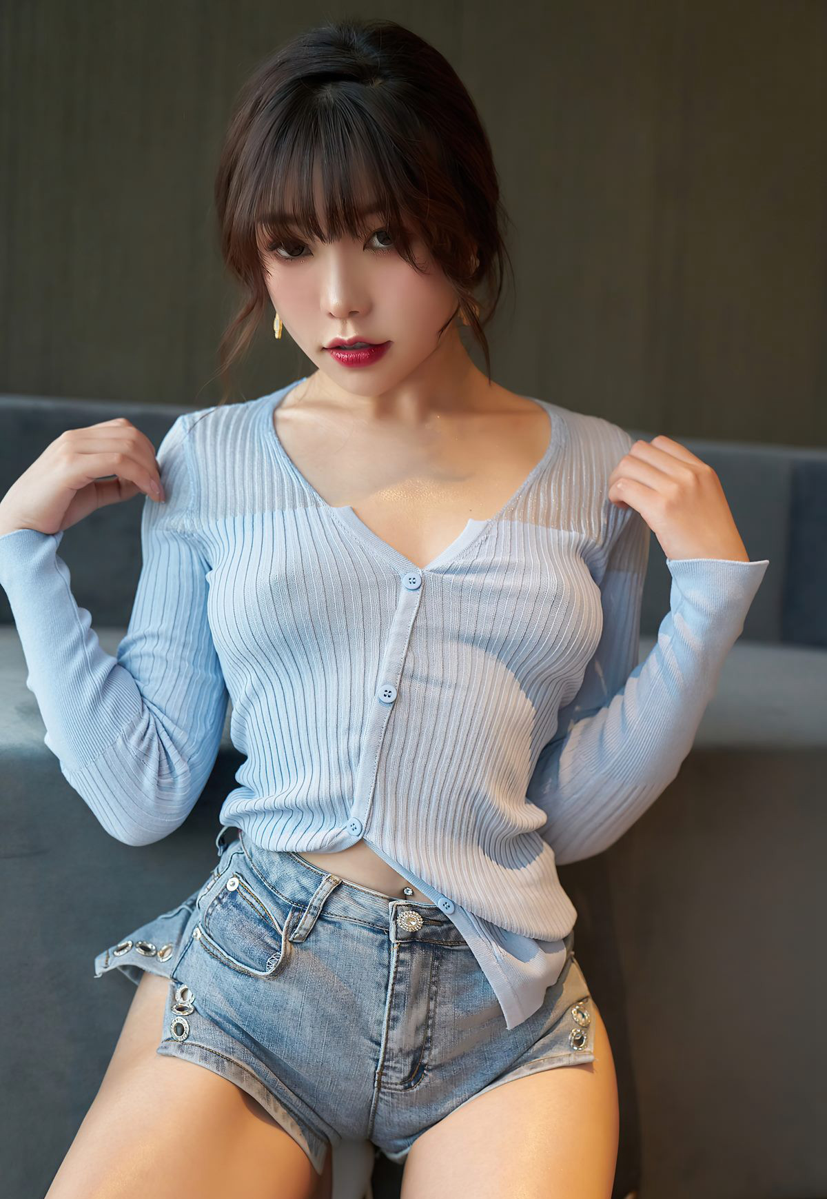 Zhi Zhi Booty: Nữ giới da trắng đẹp, gợi cảm với quần short, chân dài, mông cao vút và tư thế.