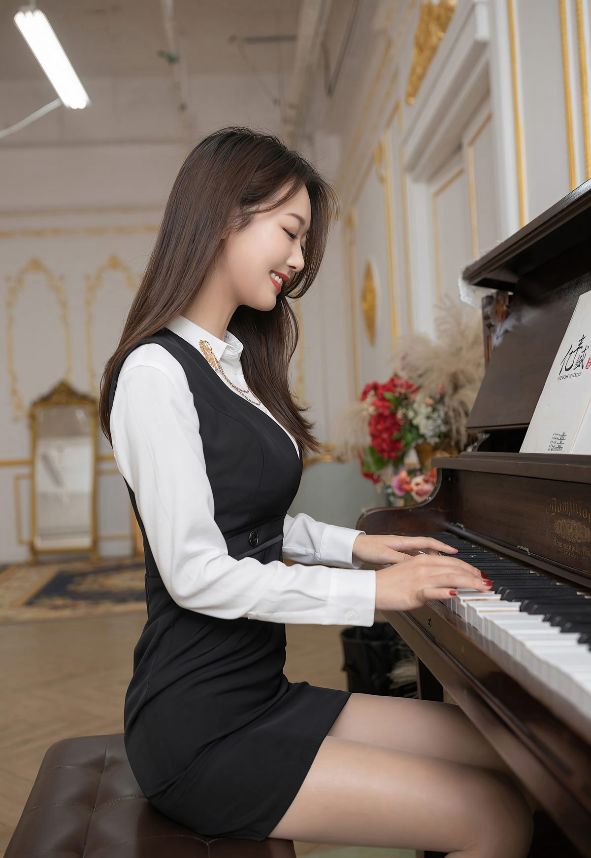 Tang Anqi in a sexy secretary outfit with flesh-colored stockings, beautiful legs, high heels, flirtatious style, large breasts, and high attractiveness.