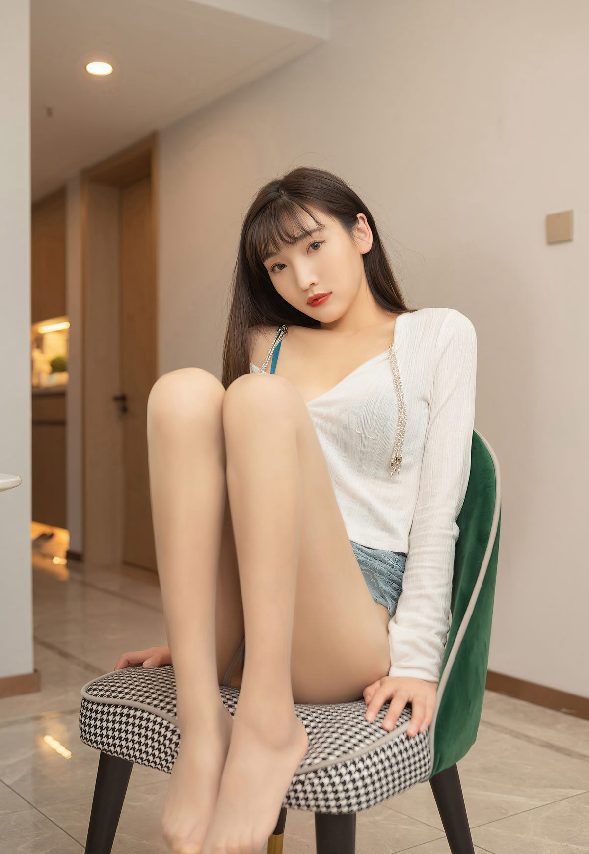 Lu Xuanxuan in the kitchen with shredded meat, beautiful legs, sexy tight skirt, flirtatious beautiful buttocks, high facial value, short hair beautiful young woman.