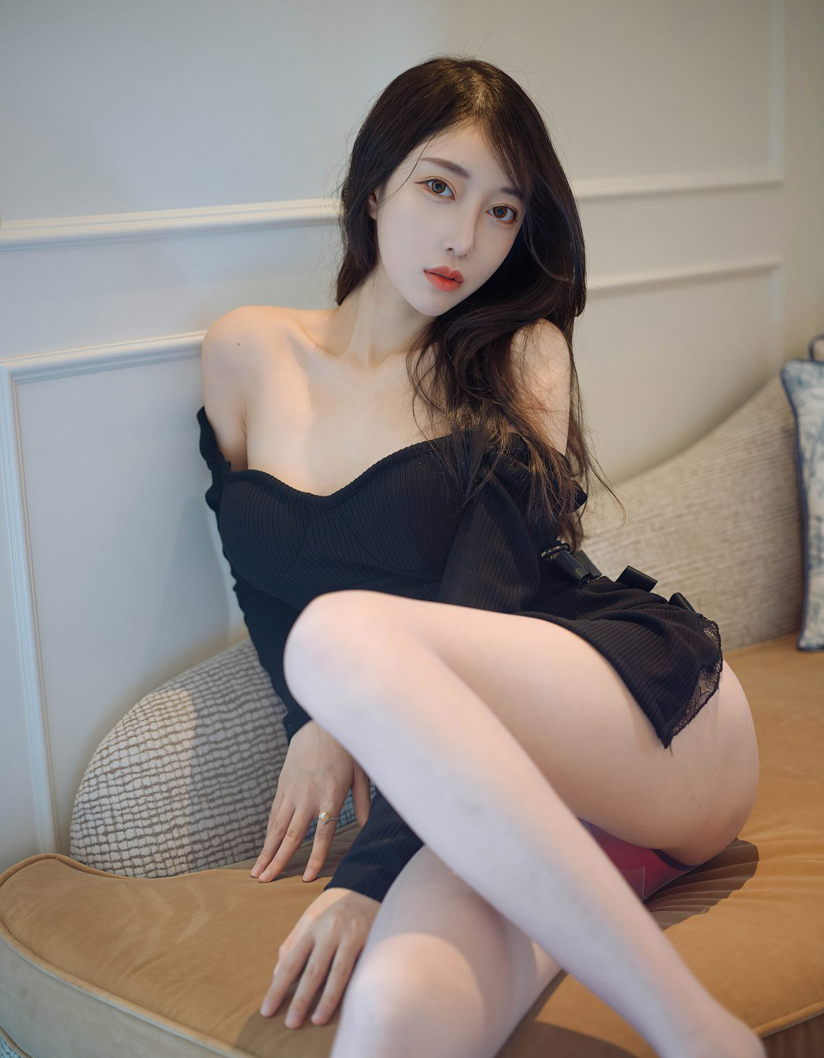 Yue'er Yue Secretary on the desk in a seductive, flirtatious pose with plump beautiful legs in flesh-colored stockings and high heels.