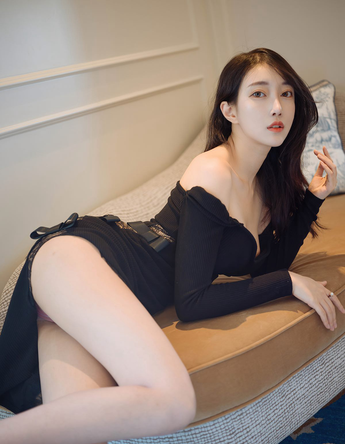 Yue'er Yue Secretary on the desk in a seductive, flirtatious pose with plump beautiful legs in flesh-colored stockings and high heels.