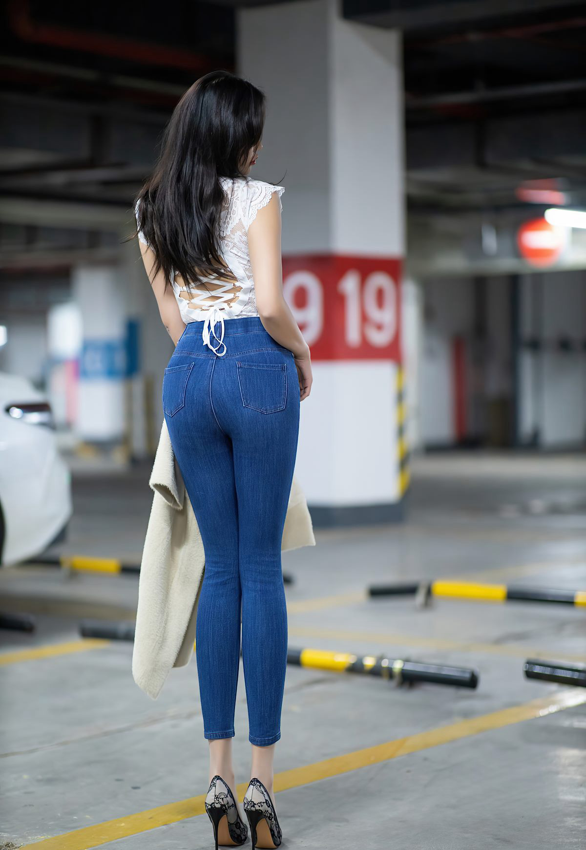 Nữ thiếu phụ xinh đẹp với mông nảy nở cực phẩm trong gara, mặc quần jeans bó sát, giày cao gót, tư thế mông cao vút khi bước vào.