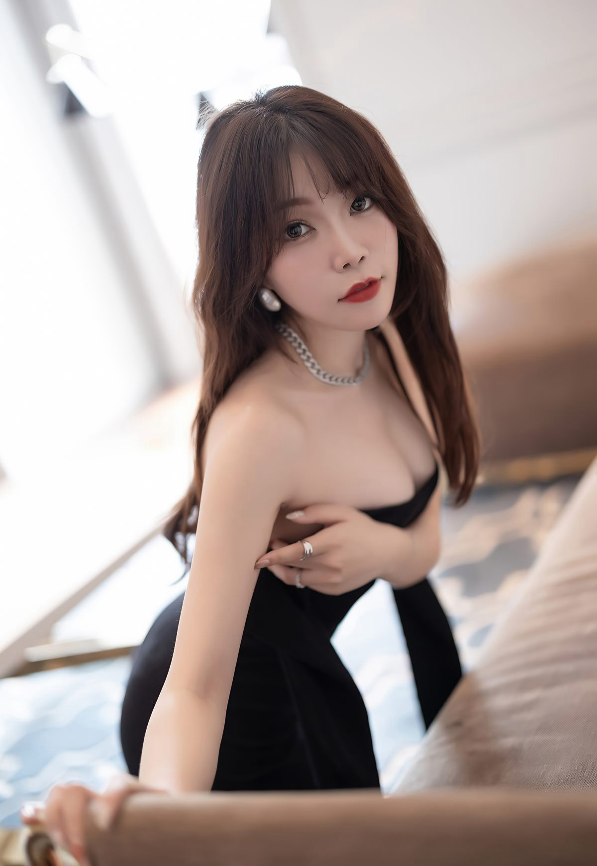 Chí Chí Booty cám dỗ mông cao vút phong tình lưng trần gợi cảm tất đen cực phẩm mỹ thiếu phụ
