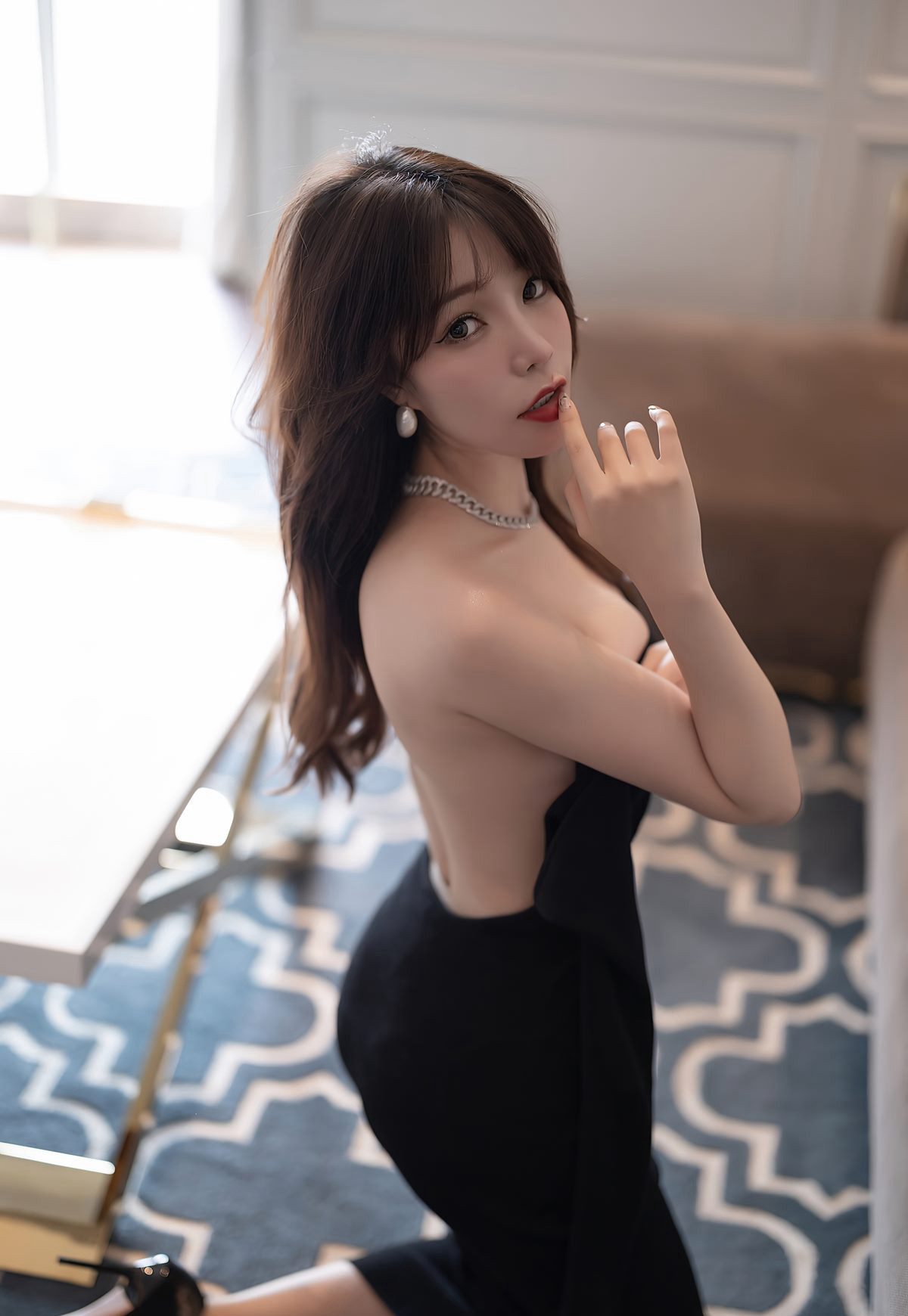 Chí Chí Booty cám dỗ mông cao vút phong tình lưng trần gợi cảm tất đen cực phẩm mỹ thiếu phụ