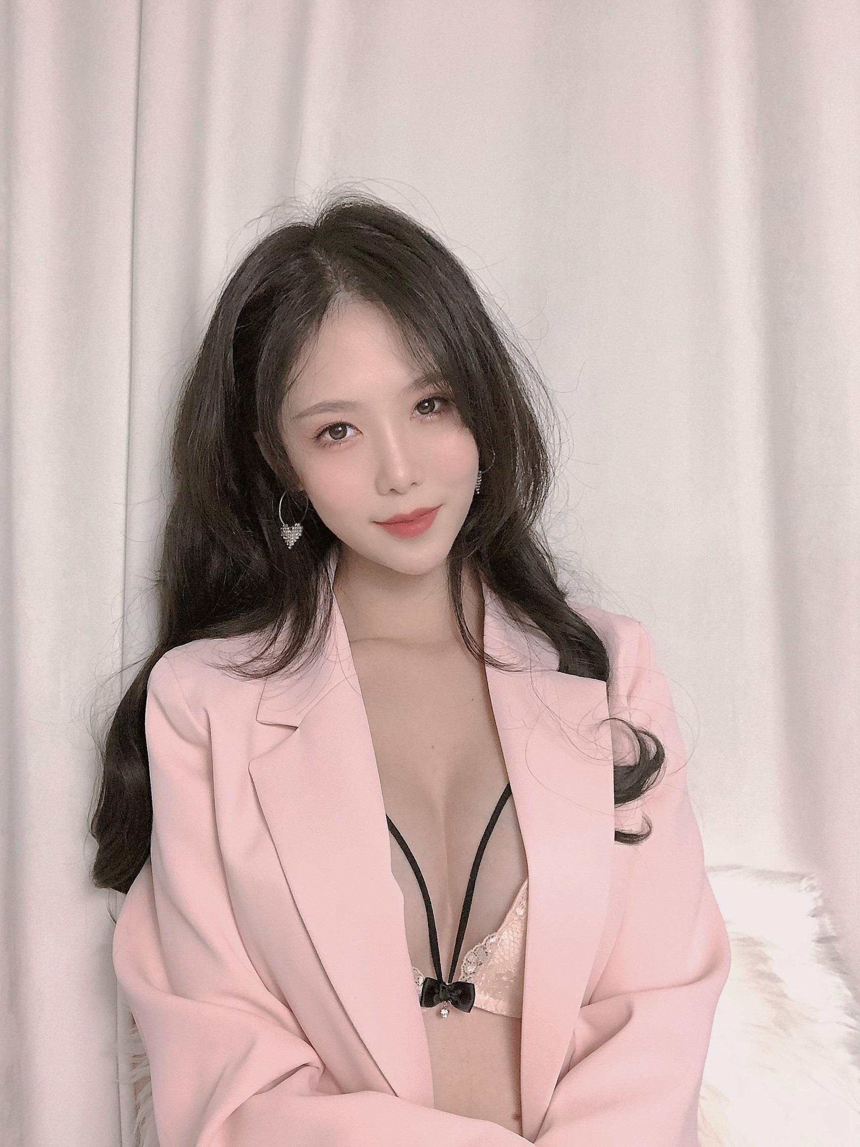 Dou Niang - Li Shi - Pink Suit [26P