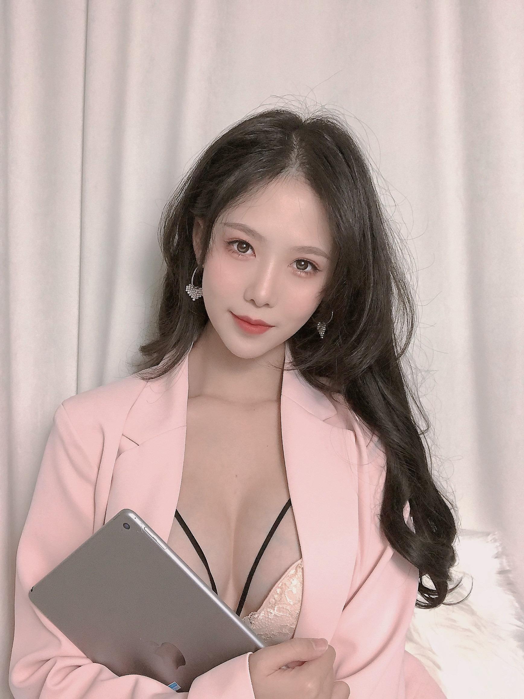 Dou Niang - Li Shi - Pink Suit [26P