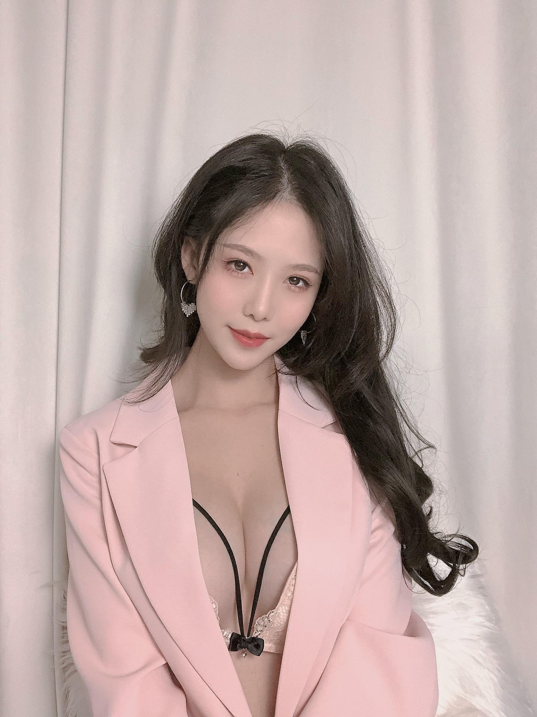 Dou Niang - Li Shi - Pink Suit [26P