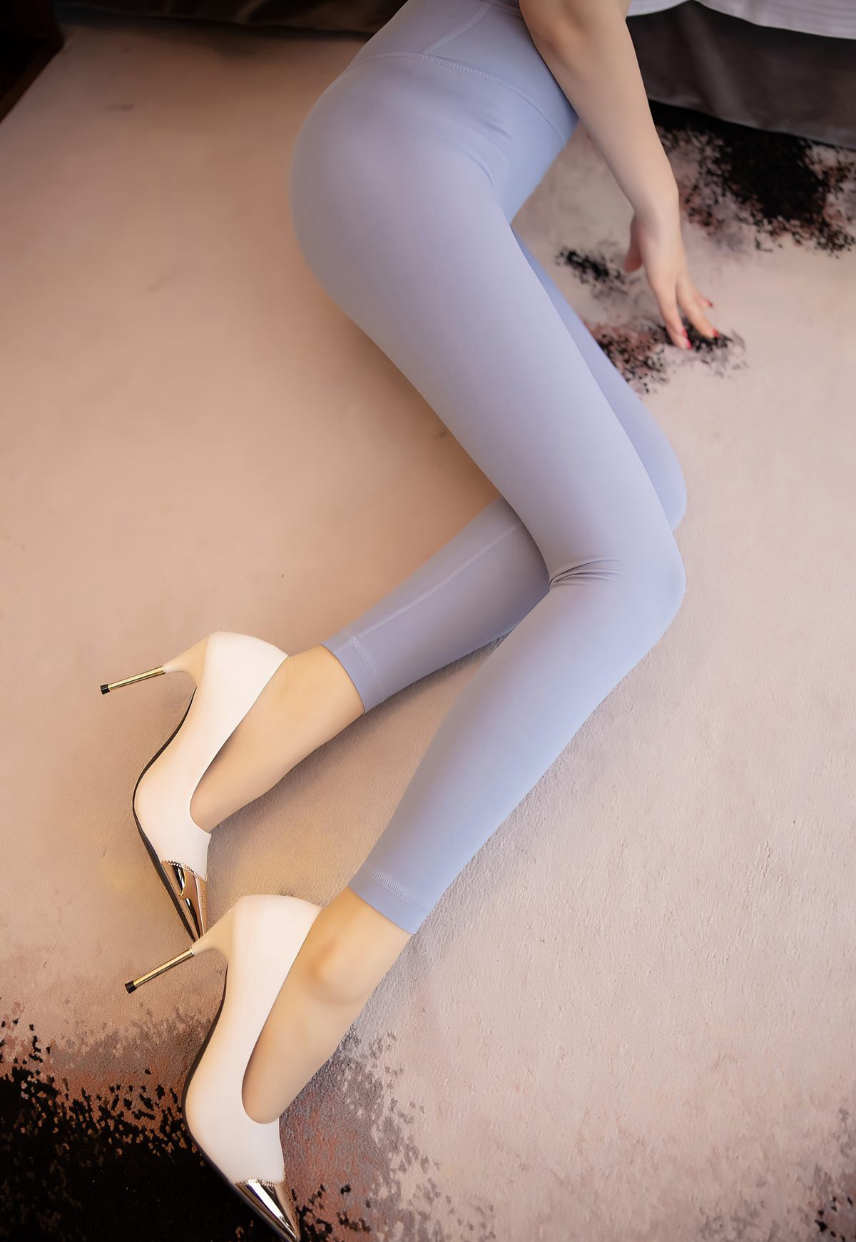 性感緊身褲健身美女性感腹肌美腿高翹臀風騷美臀翹起姿勢