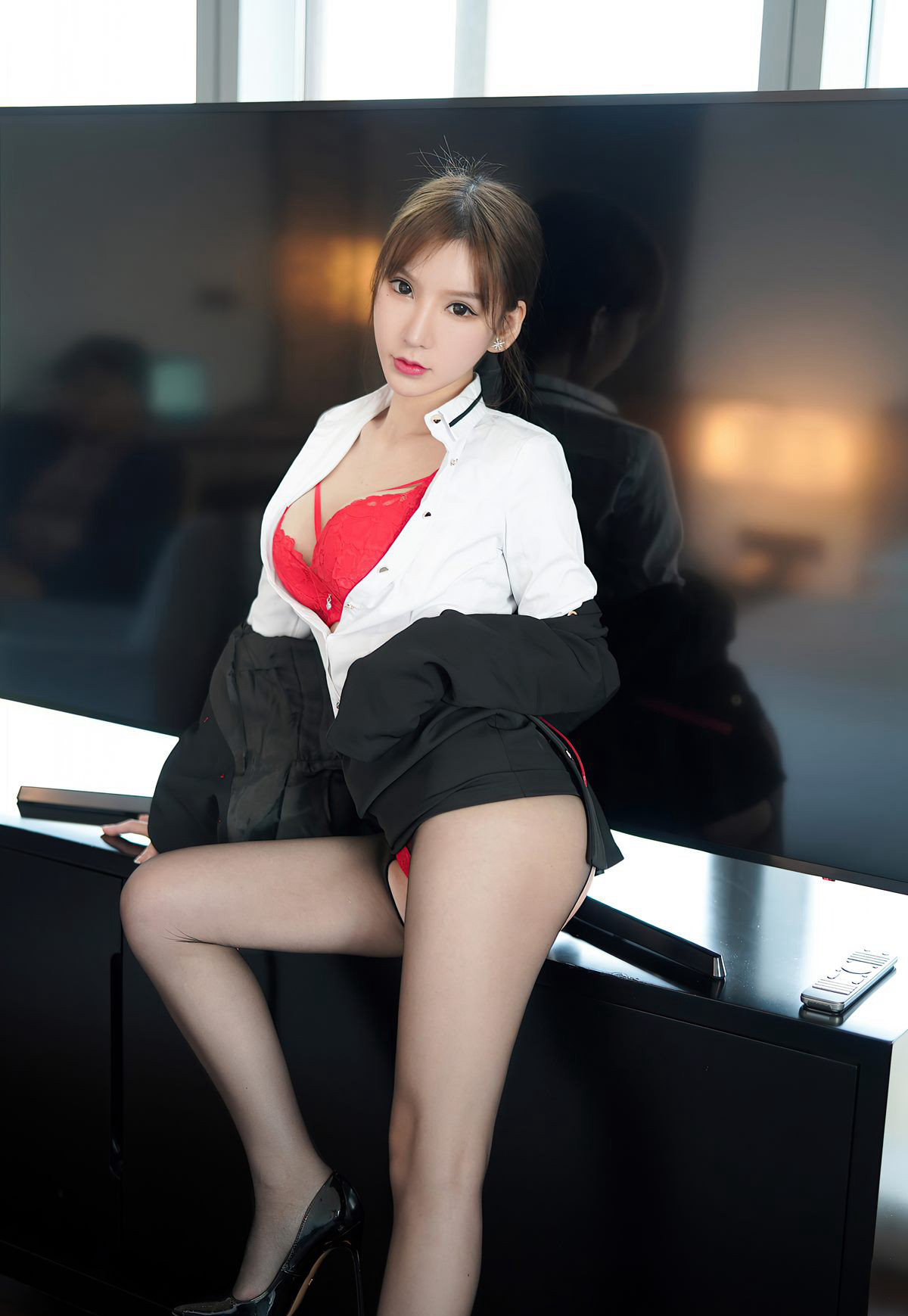 Bộ sưu tập ảnh mới nhất của thư ký gợi cảm Châu Vu Hy: Sự quyến rũ đồng phục văn phòng, cởi tất đen, đôi chân đẹp và giày cao gót.