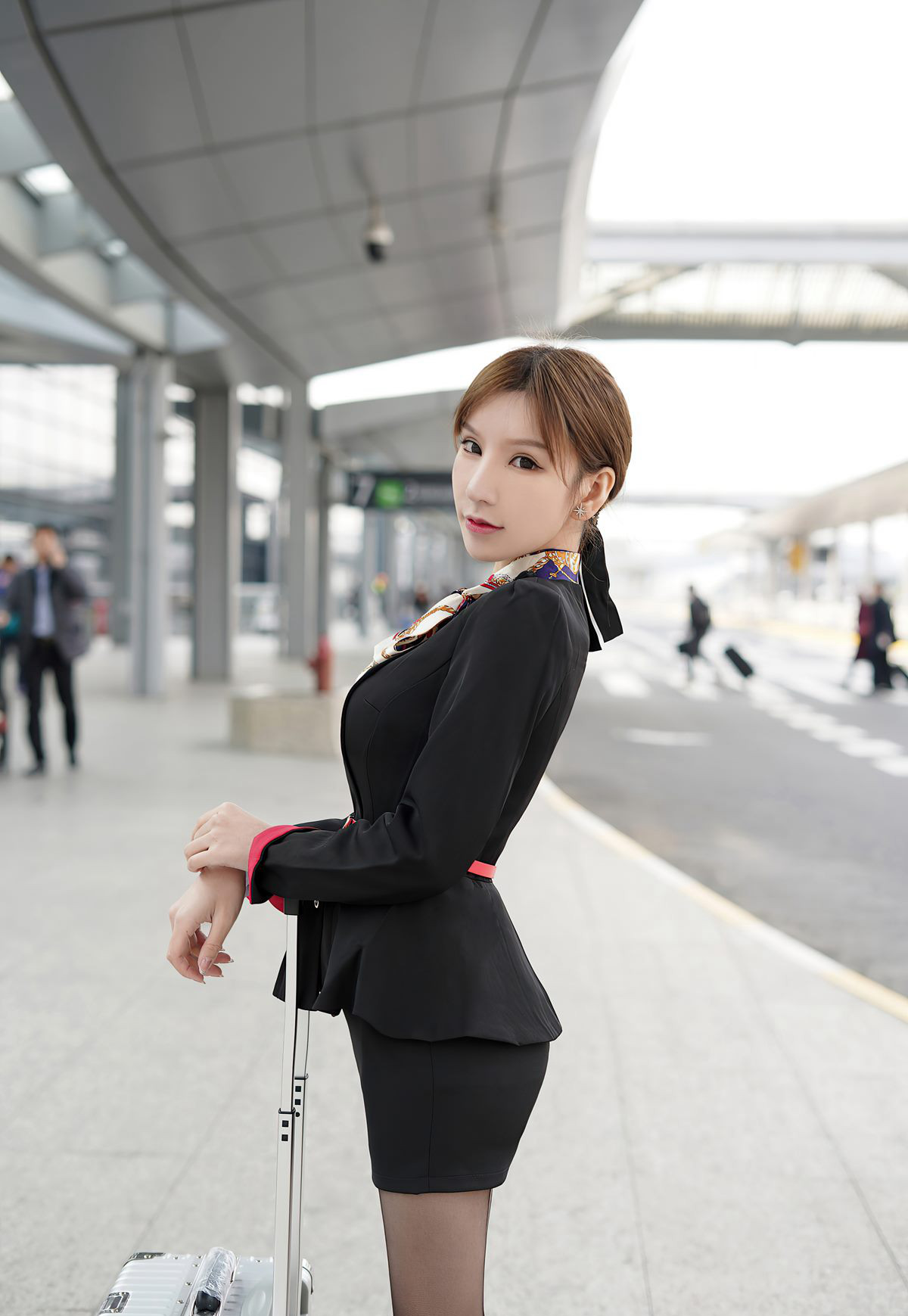 Bộ sưu tập ảnh mới nhất của thư ký gợi cảm Châu Vu Hy: Sự quyến rũ đồng phục văn phòng, cởi tất đen, đôi chân đẹp và giày cao gót.