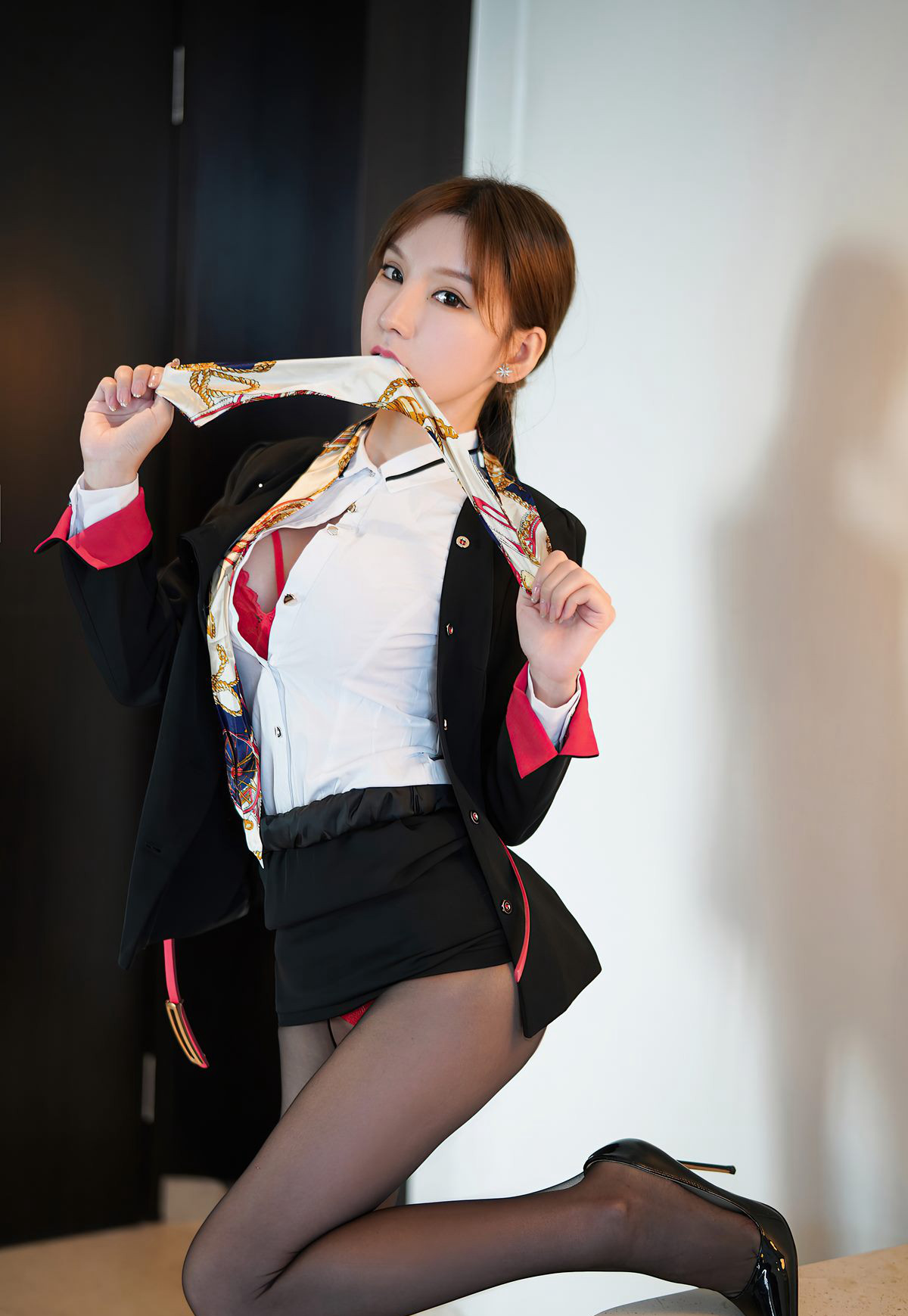 Bộ sưu tập ảnh mới nhất của thư ký gợi cảm Châu Vu Hy: Sự quyến rũ đồng phục văn phòng, cởi tất đen, đôi chân đẹp và giày cao gót.