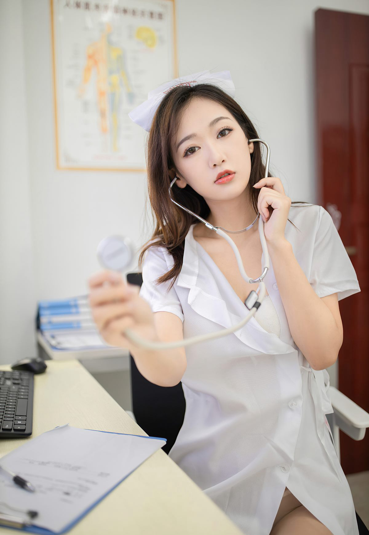 Y tá gợi cảm Đường An Kỳ với phong cách dâm đãng, quần tất trắng mông cong, trang phục y tá quyến rũ và tư thế dâm đãng.