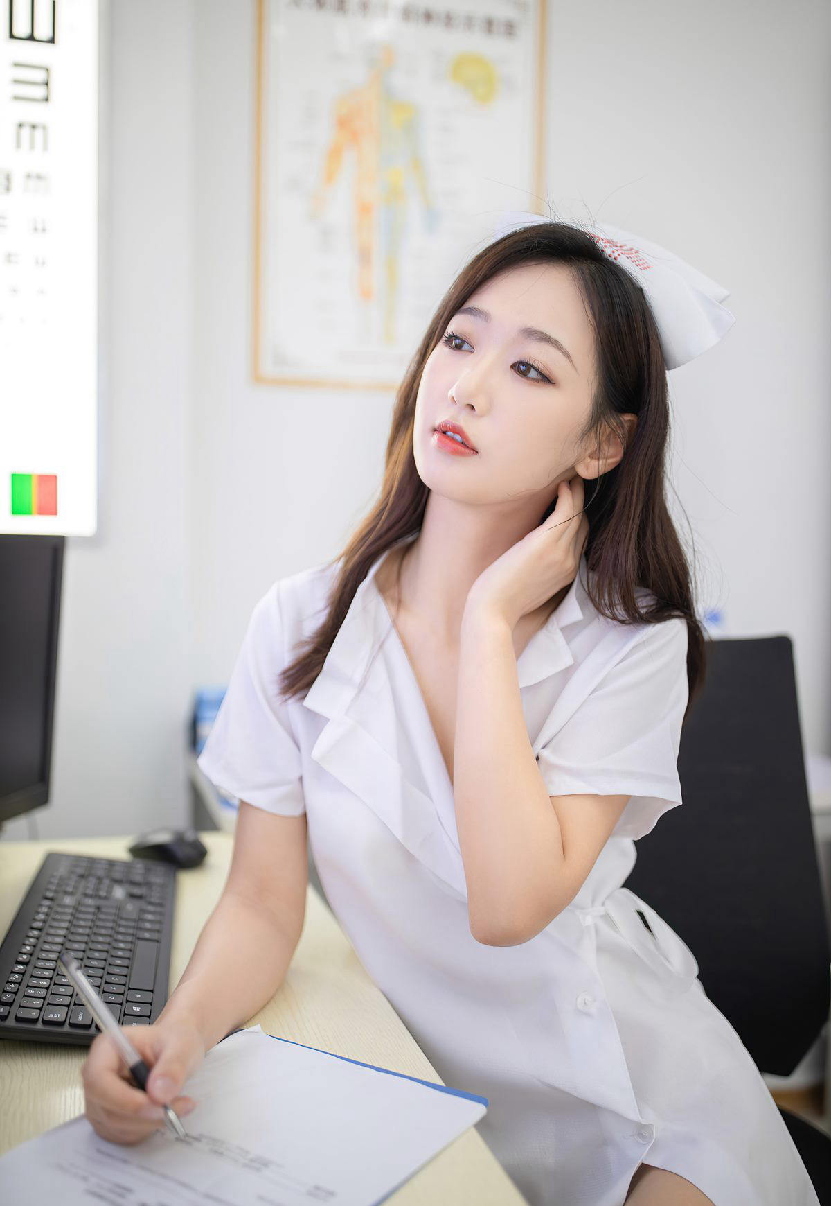 Y tá gợi cảm Đường An Kỳ với phong cách dâm đãng, quần tất trắng mông cong, trang phục y tá quyến rũ và tư thế dâm đãng.