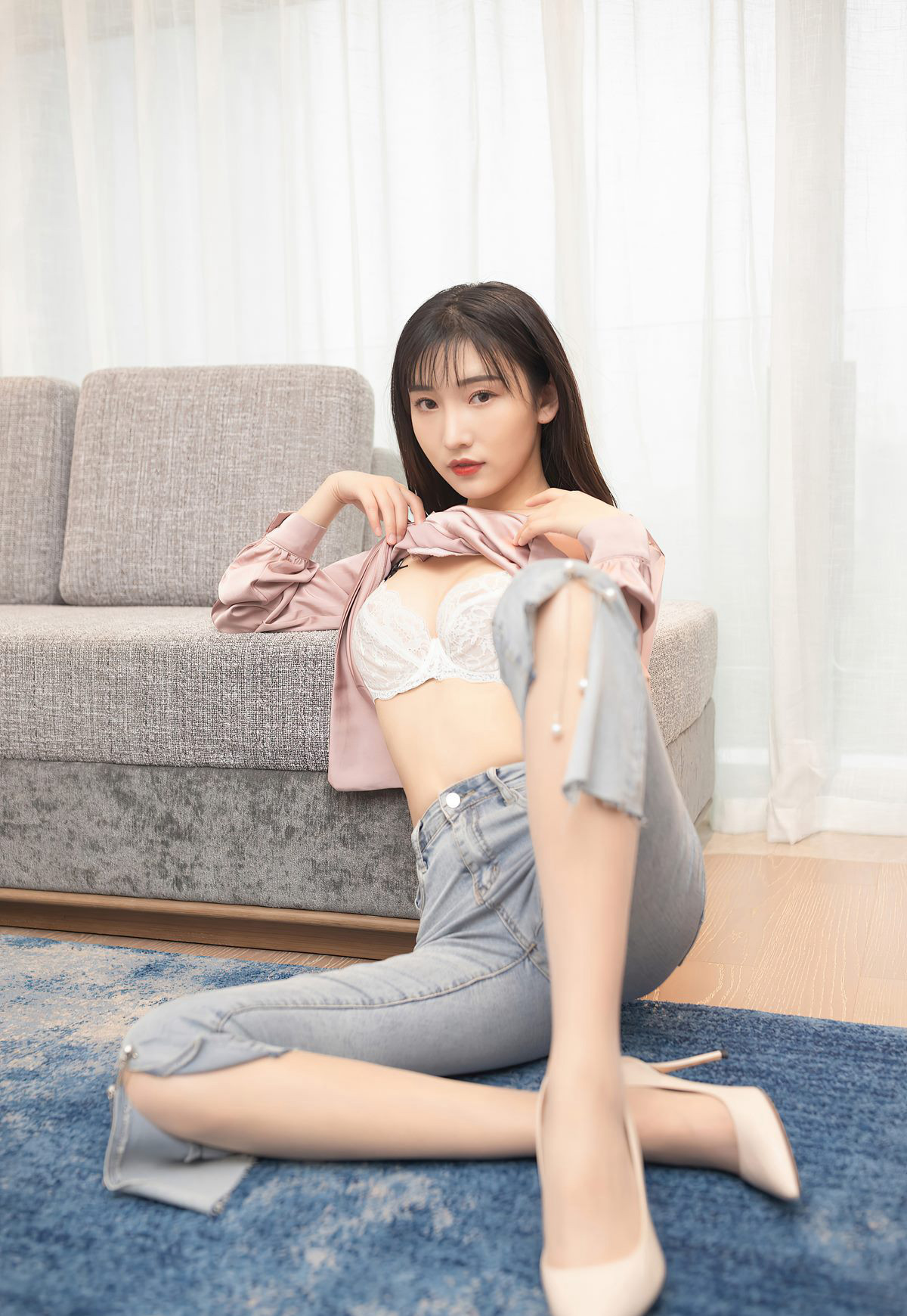Lu Xuanxuan Sexy Jeans Flesh-Colored Stockings High Heels Jade Feet Sexy Taking Off Stockings Photo Set