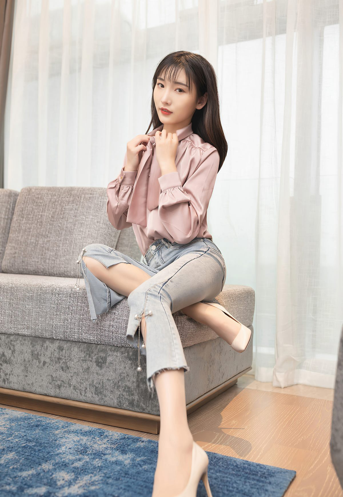 Lu Xuanxuan Sexy Jeans Flesh-Colored Stockings High Heels Jade Feet Sexy Taking Off Stockings Photo Set