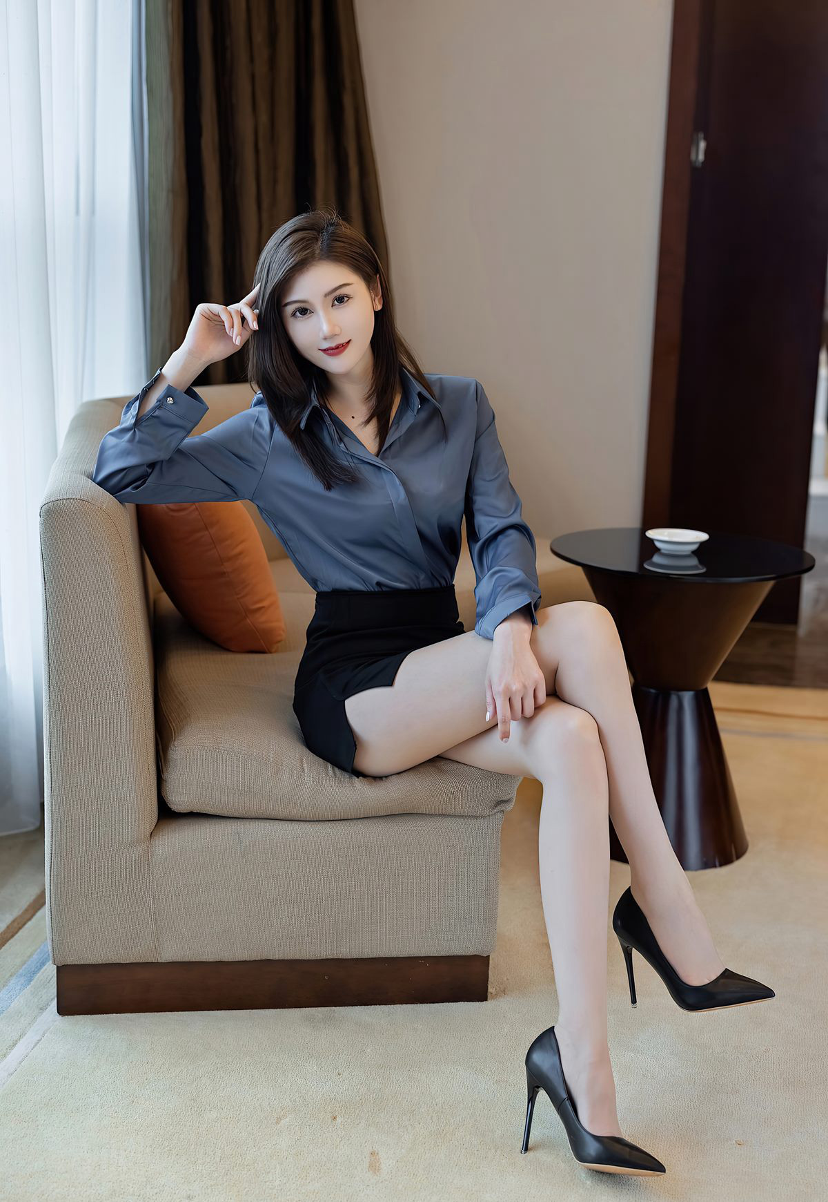 Thư ký gợi cảm, đồng phục quyến rũ, sự cám dỗ, váy ôm sát hông gợi cảm, tư thế mông cao vút, hoàn hảo, chân đẹp với tất xám, giày cao gót.