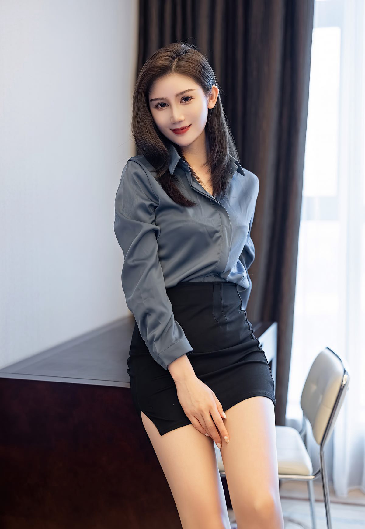 Thư ký gợi cảm, đồng phục quyến rũ, sự cám dỗ, váy ôm sát hông gợi cảm, tư thế mông cao vút, hoàn hảo, chân đẹp với tất xám, giày cao gót.