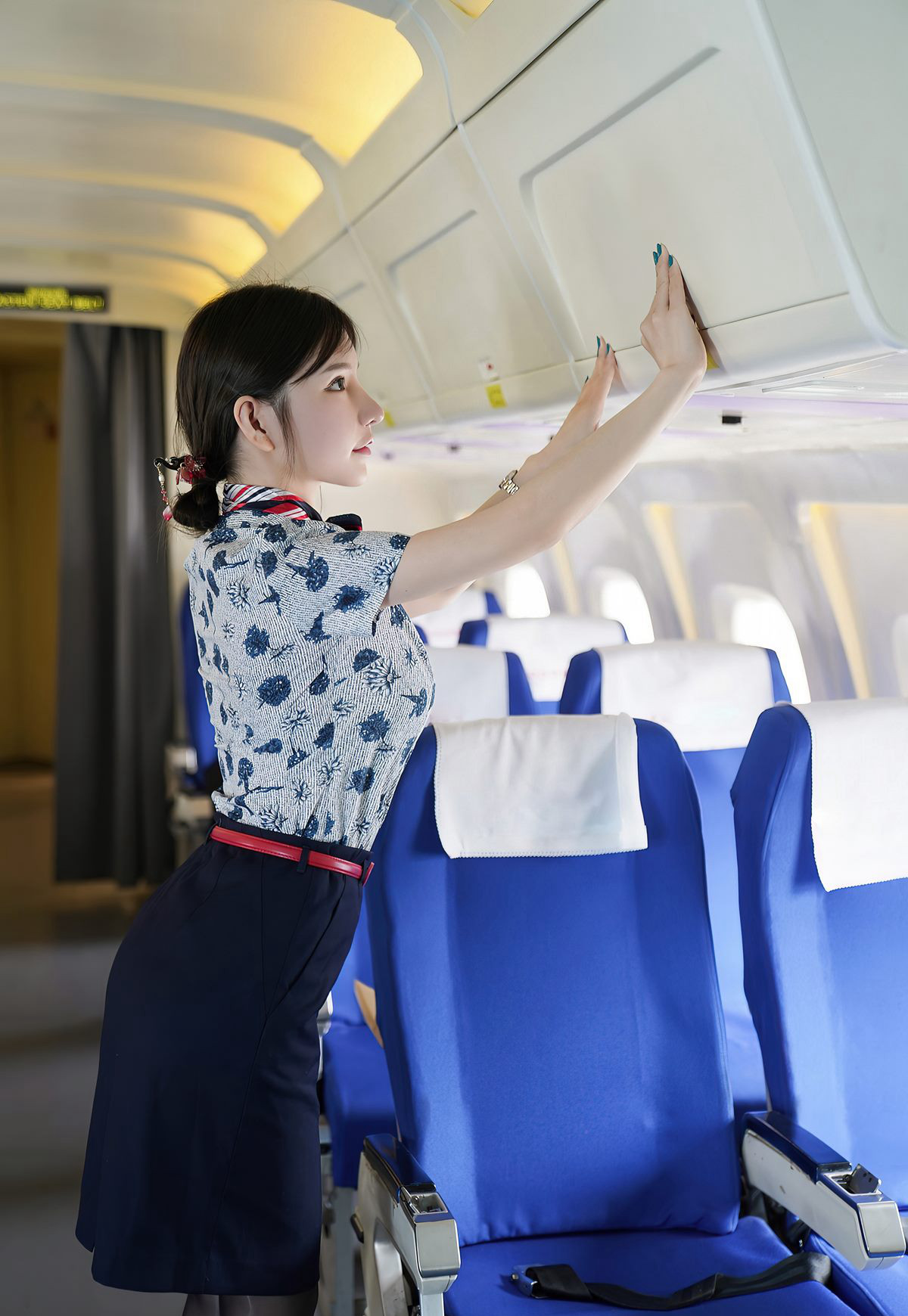 周于希2021黑絲圖集高跟空姐制服性感美腿脫絲襪高清套圖