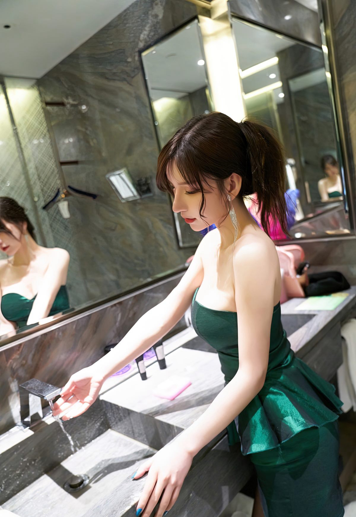 周于希性感黑絲襪美腿完美挺胸風騷姿勢高清圖片