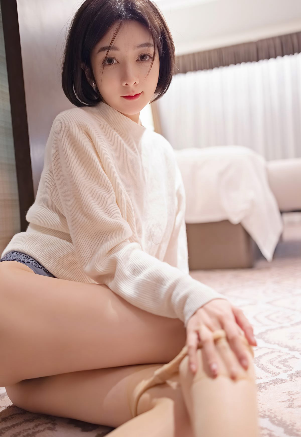 สาวผมสั้นเซ็กซี่ สวยเป็นเมียเลขานุการ กลับบ้านสวมชุดนอนสีชมพูชวนหลงใหล หน้าอกอวบอึ๋มเปลือยอก ผิวขาวเนียน