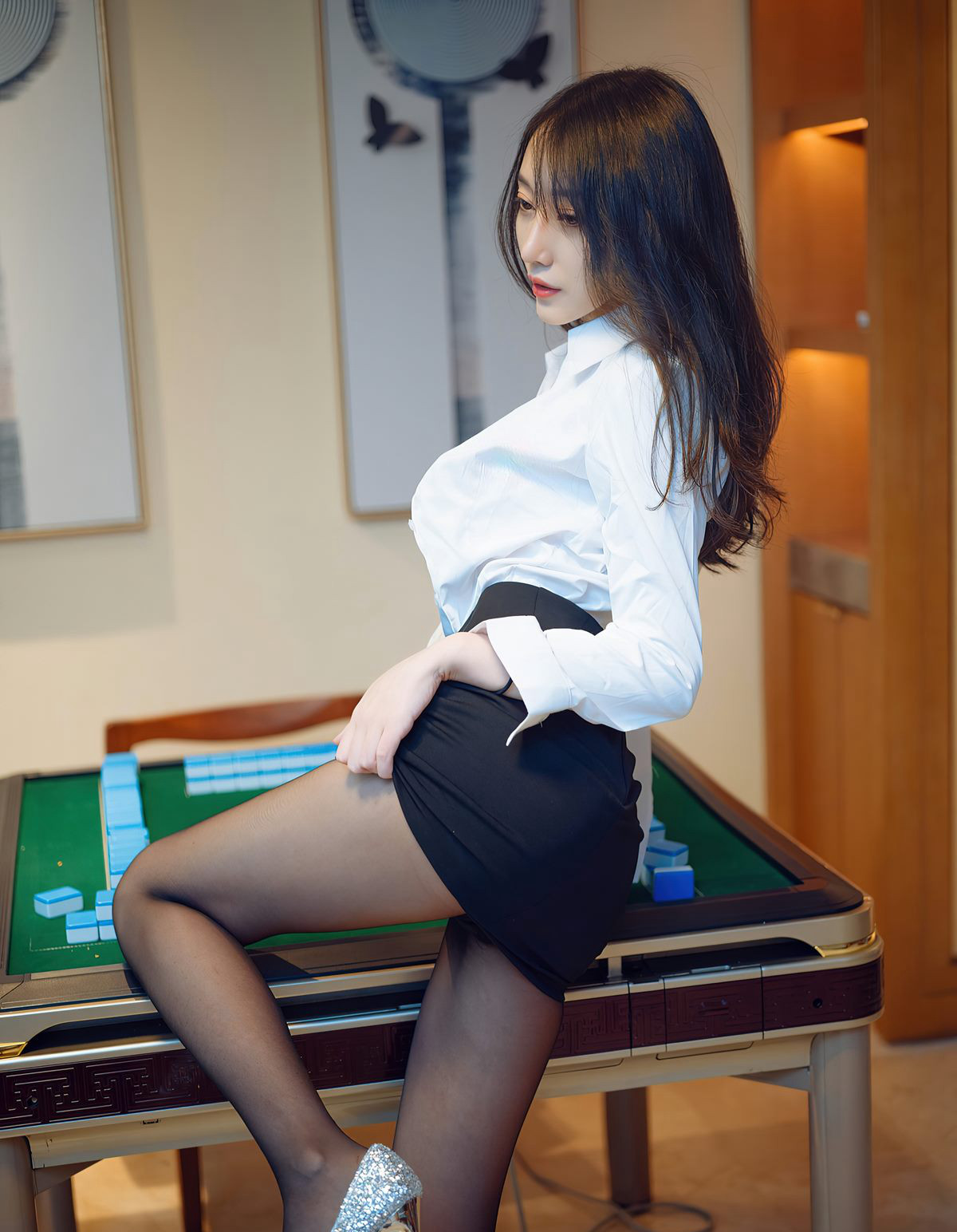 玥兒玥制服誘惑絲襪美臀性感制服誘惑黑絲高跟足底裸胸