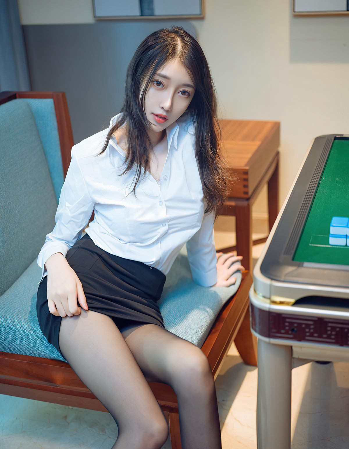 玥兒玥制服誘惑絲襪美臀性感制服誘惑黑絲高跟足底裸胸